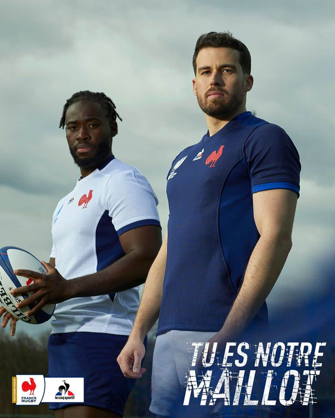 ルコックスポルティフさんのインスタグラム写真 - (ルコックスポルティフInstagram)「LES NOUVEAUX MAILLOTS DU XV DE FRANCE POUR LA COUPE DU MONDE DE RUGBY 2023 SONT LÀ !!! 💙🤍❤️  Depuis 2018, nous écrivons notre histoire avec le rugby amateur. Premiers supporters, premier pilier du XV de France, ce sont eux qui mettent ce nouveau maillot à l’honneur aujourd’hui 🤝  Dispos en vente dès maintenant !  #TuEsNotreMaillot #RWC2023 #NeFaisonsXV #rugby #sport」4月8日 1時07分 - lecoqsportif