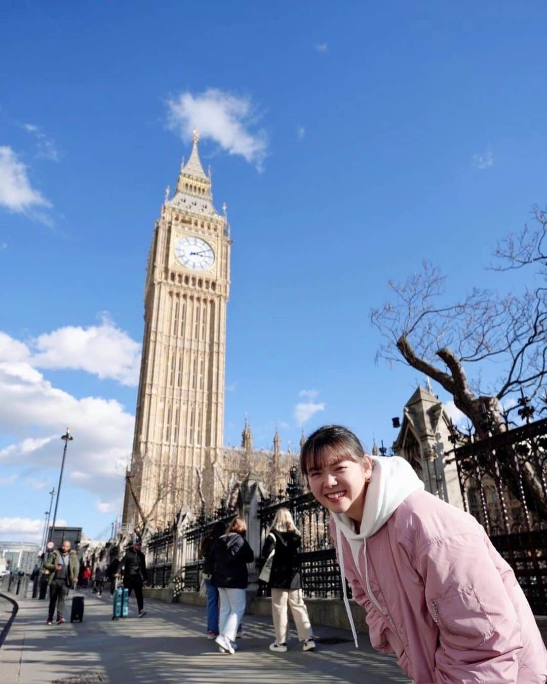 下仮屋カナエのインスタグラム：「少し前に桜を見に行った日🌸 桜はまだ咲いてなかったのでビックベンと写真撮りました😂 今はもう桜が満開🤍ロンドンの桜も綺麗です🌳🌸 冬を越したよ〜🥺🫧  The day I went to see the cherry blossoms a while ago🌸The cherry blossoms weren't in bloom yet so I took a photo with Big Ben😂 But now the cherry blossoms are already in full bloom 🤍 Cherry blossoms in London are also beautiful🌸 . . #ロンドン生活  #ロンドン観光  #london_city_photo  #cherryblossom🌸  #london🇬🇧」