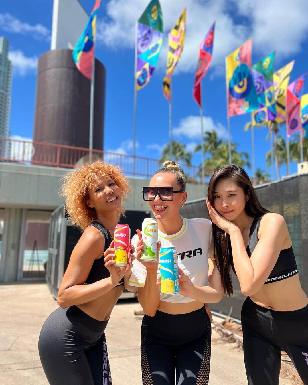 Ultra Angelsさんのインスタグラム写真 - (Ultra AngelsInstagram)「Nom Nom Nom 🤤   We are so lucky to team up with brands like @ohfreshbrands that kept us going from start to finish!   Festival performers love to snack… a mix of healthy and yummy sugar to keep the energy high all day and night 👯‍♀️   #snacks #snacksonsnacks #ultraangels #ultramiami」4月8日 1時21分 - ultraangels