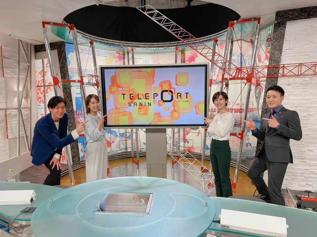 秦まりなさんのインスタグラム写真 - (秦まりなInstagram)「【テレポート山陰に復帰しました！】  昨日、今日のオンエアを見てくださった方はお気づきと思いますが、テレポート山陰のキャスターに復帰しました！ 復帰初日に復帰後初テレポート、昨日はびっくりするくらい緊張しました…😂  自分のテレポート復帰＆子どもの慣らし保育一週目が何とか終わり、とりあえずはホッとしております。 …が、案の定といいますか、子どもたちは咳コホコホ、私もうつって咳コホコホ… この週末はゆっくり養生したいと思います。 新年度がスタートしてお疲れが出る頃だと思いますので、皆さまもどうかお体には気をつけてくださいね！  至らない点も多々あるかもしれませんが、精一杯つとめますので、また改めてよろしくお願いいたします！  写真1枚目は相方の木嶋キャスターと☺️ テレポート山陰のTポーズ(笑) 2枚目はこばちゃん、ザッキーも一緒に✨ みんなで頑張ります！！  #山陰放送 #BSS山陰放送 #テレポート山陰 #BSSテレビ #キャスター #アナウンサー」4月8日 1時19分 - marina.hata