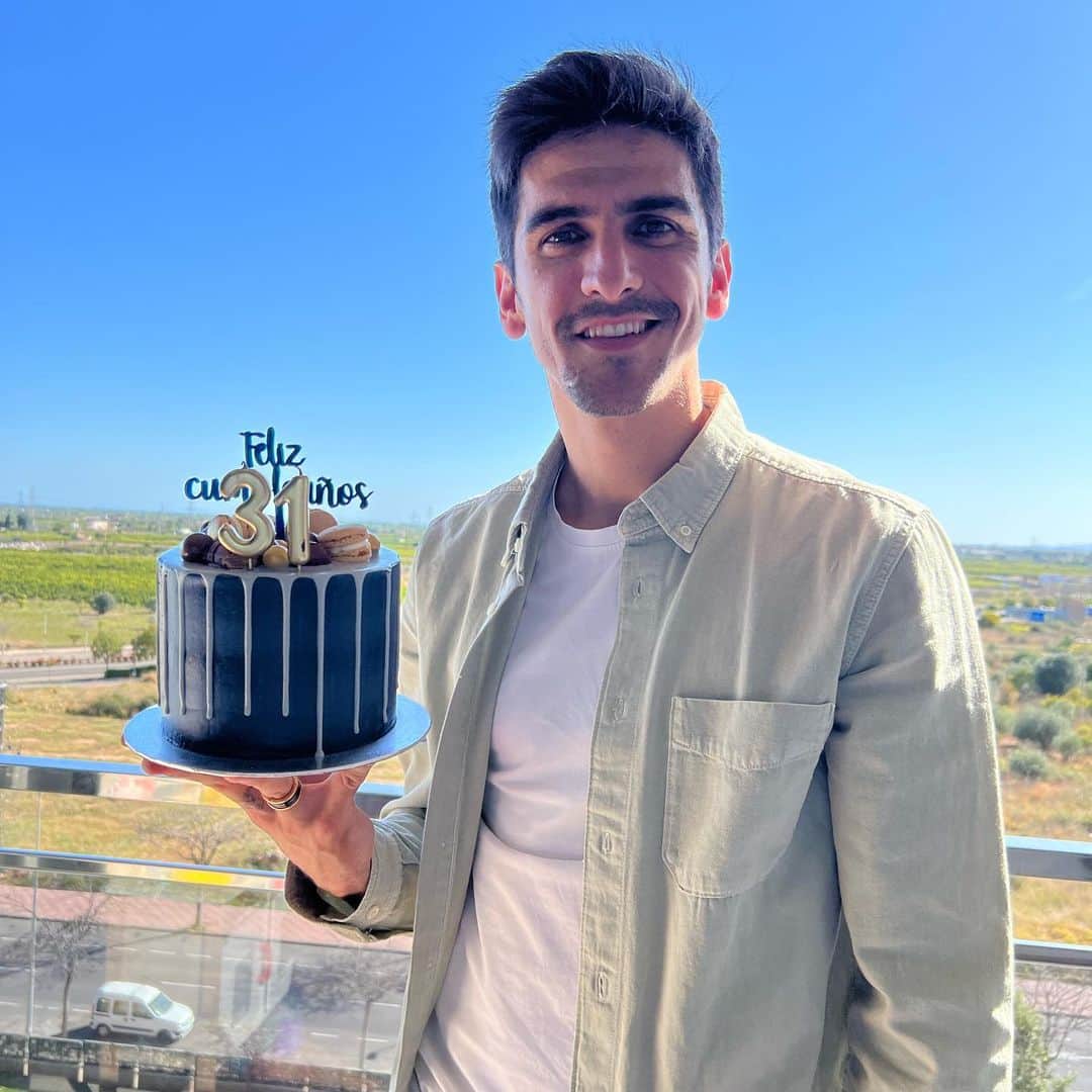 ジェラール・モレノのインスタグラム：「Gracias a todos por las felicitaciones!😃❤️   #31 #mybirthday」