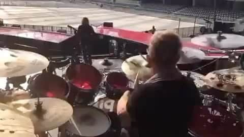 マーク・シュルマンのインスタグラム：「⠀ Sound check flashback!! 🥁❤️  #ExistLoudly 🤟  #flashbackfriday #soundcheck #hitemhard #drummer #keynotespeaker #reels #markschulman」