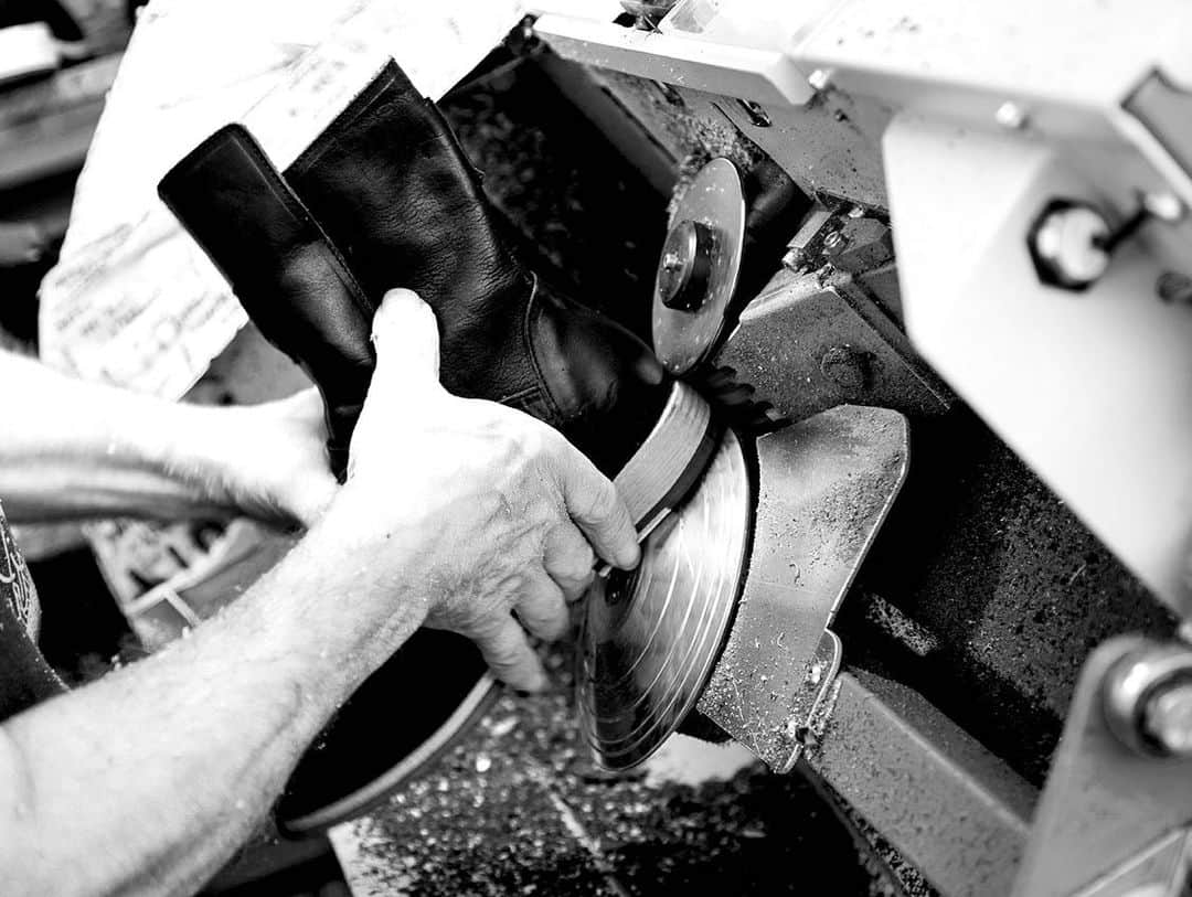 フィオレンティーニベーカーさんのインスタグラム写真 - (フィオレンティーニベーカーInstagram)「Crafting the boots you love! #fiorentinibaker」4月8日 1時37分 - fiorentinibaker