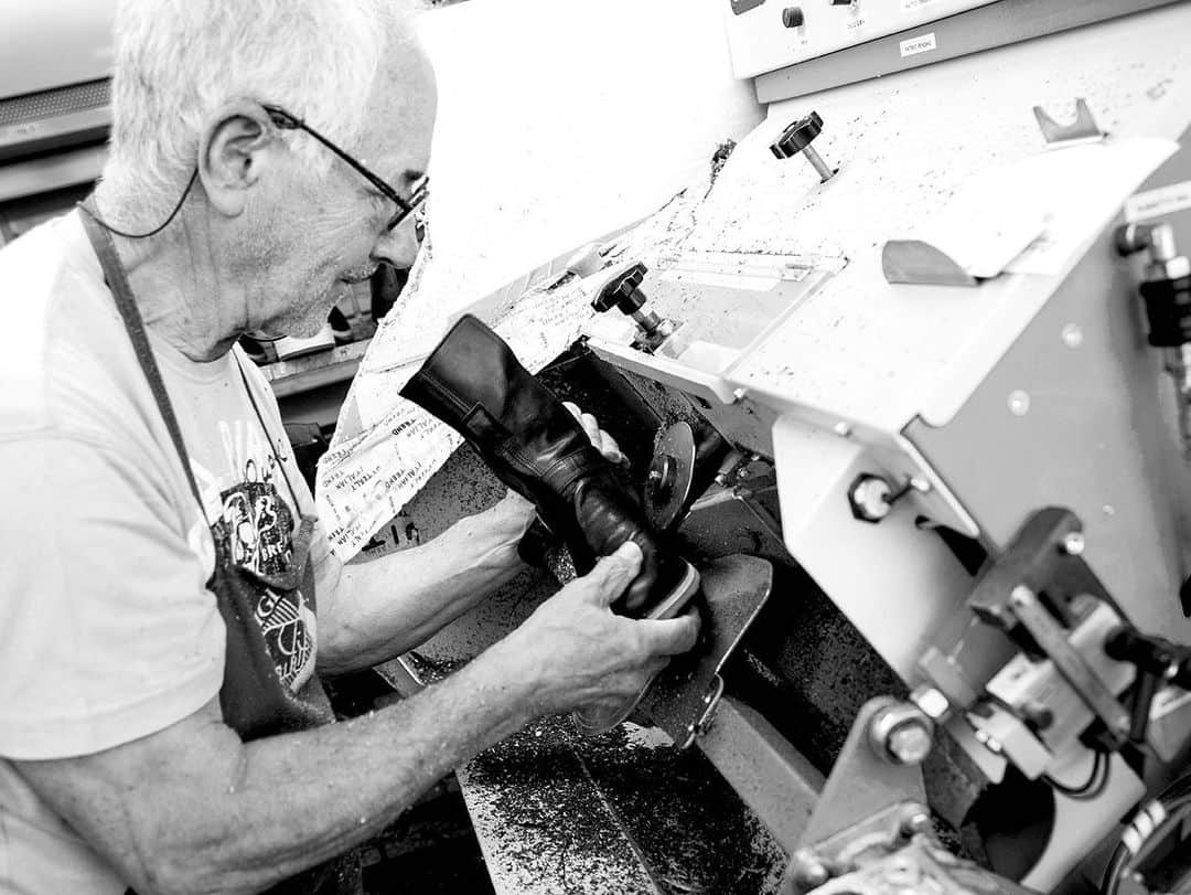 フィオレンティーニベーカーのインスタグラム：「Crafting the boots you love! #fiorentinibaker」