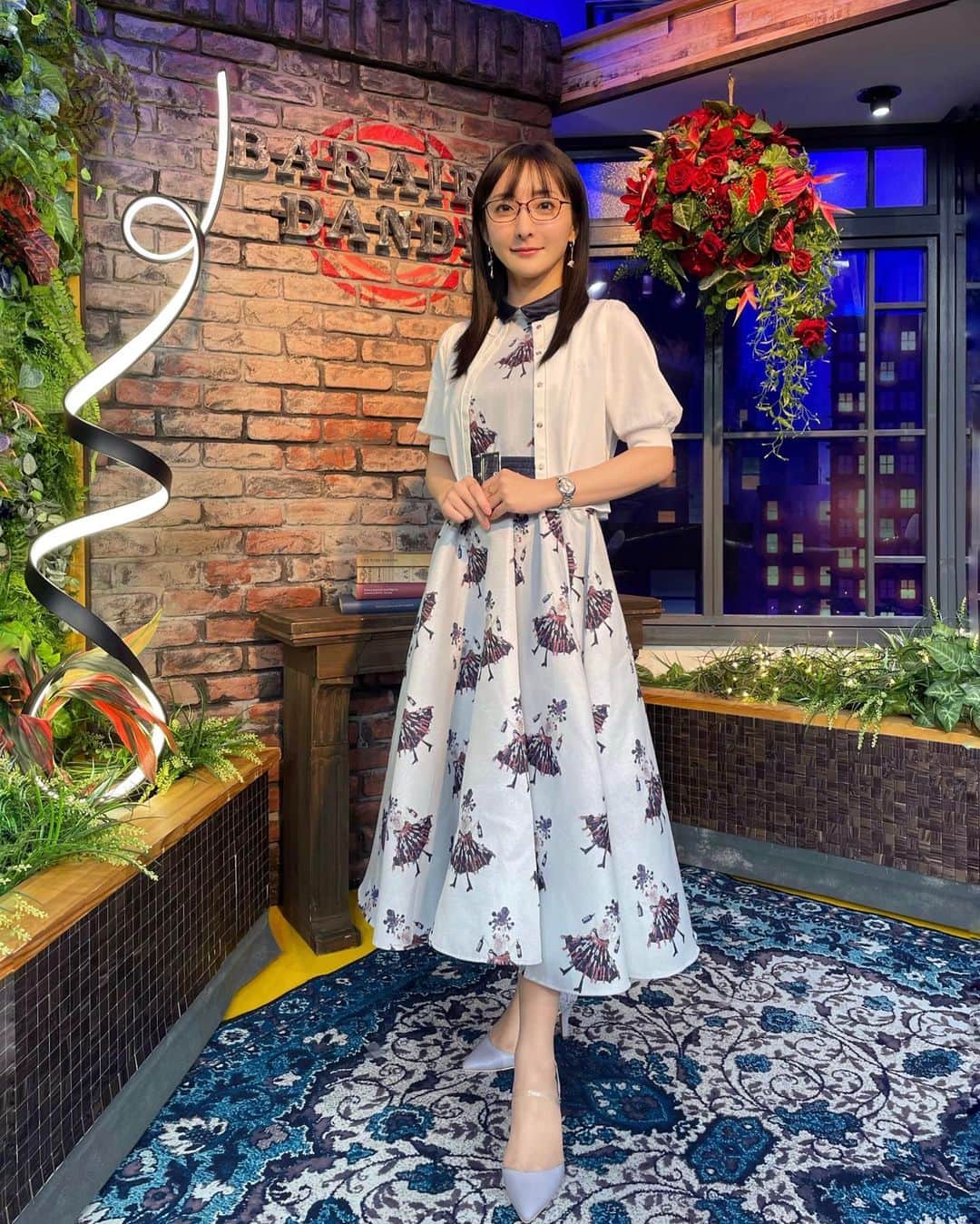 松澤千晶のインスタグラム：「バラいろダンディ木曜日 一言日記　エロい認定されました。  お洋服の刺繍がお酒を飲む女の子で可愛かったです。  cardigan @celford_official one-piece @hundredcolor accessory @mimi33_official  #バラダン #TOKYOMX」