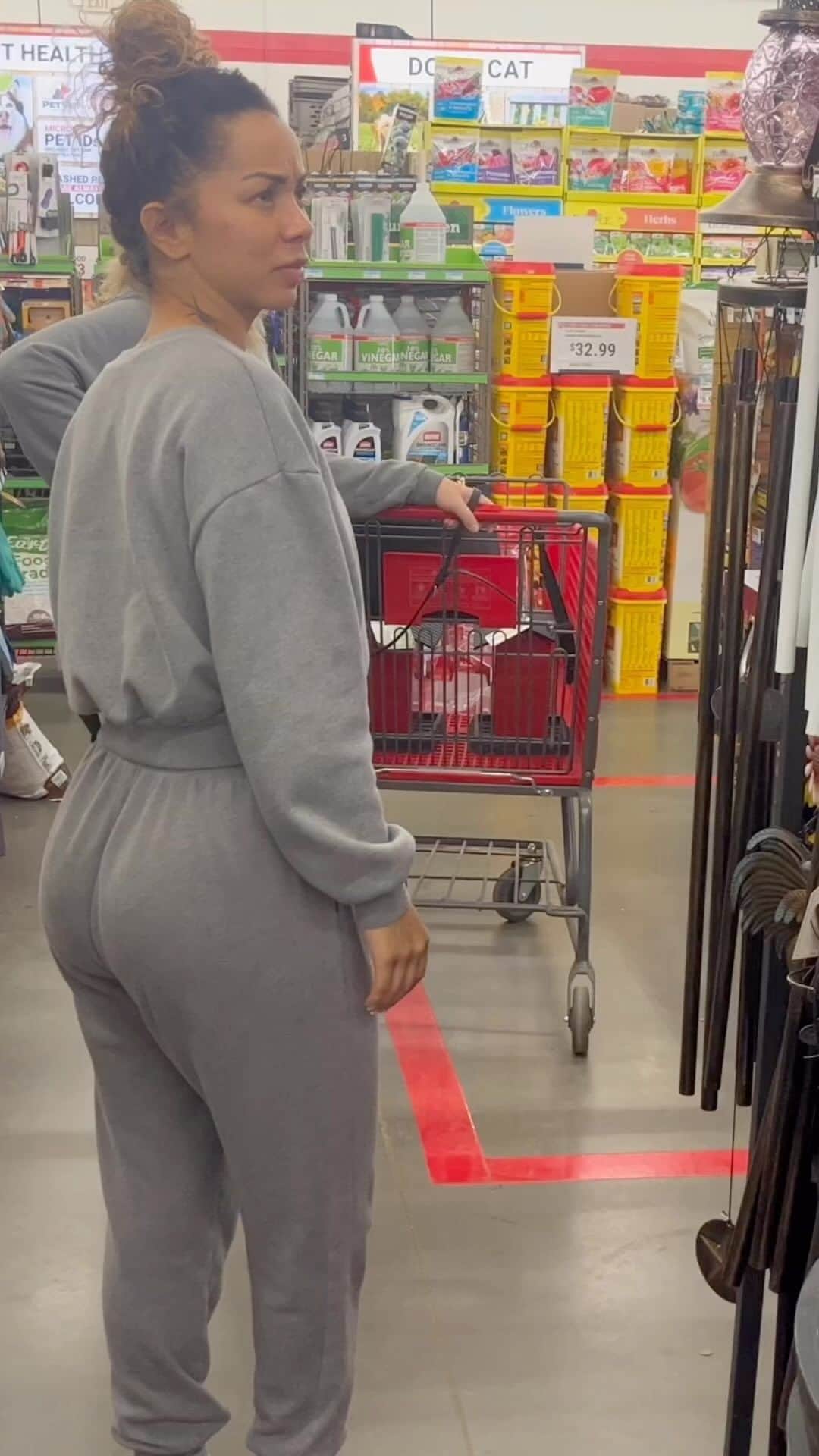 Brittany Rennerのインスタグラム：「Does anyone else act like this in public or just me? Full video on my channel 😂」