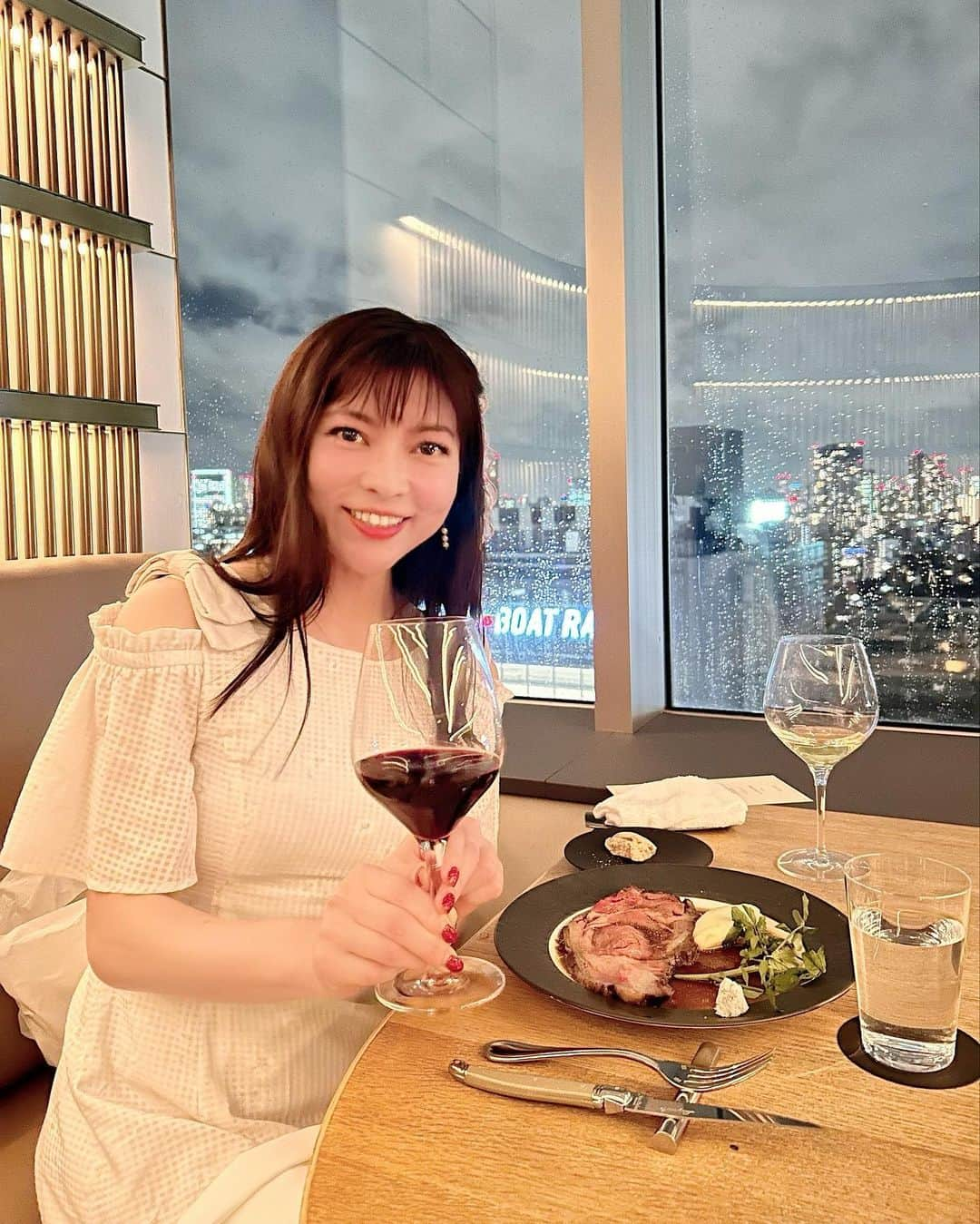 DJ MIYAさんのインスタグラム写真 - (DJ MIYAInstagram)「やっほ❤️今夜は『三井ガーデンホテル六本木プレミア』さんの  最上階にあるレストラン『BALCON TOKYO』さんでDinner course （ペアリングディナーコース）を堪能しました💖  ホテルの14階最上階ということでラグジュアリーな世界観で開放感いっぱい♪テラス席からは東京タワーも見れました！  お食事した席はカップル向けの景色が見える個室みたいなプライベート空間で  内容☆ソムリエ厳選ワイン4種 x 特製ローストビーフコース 全6品  @balcon_tokyo  大好きなモエシャン💗Moët CHANDONで乾杯🥂  ◉Amuse 　最初の小さな一皿は桜海老とそら豆のサブレ  さくっとして春の香りとペーストに凝縮された旨みがいいかんじ    ◉Cold Appetizer 　帆立貝のクリュ　グリーンアスパラのラヴィゴット  ホタテとharvest seasonのアスパラがいい風味を醸し出しており出していただいた白ワインとみごとなマリアージュ💖  ◉ブルガリアのシャルドネ💗  ほわーっと淡い香りがとても爽やかで美味しい！  ◉Appetizer 　十勝産長芋のソテー　春葱のエチュペ  しっとりほっくりとした長芋のお料理に仕上がっていて春を感じさせてくれる逸品ですね☆   ◉Pasta 　有機マッシュルームと黒トリュフ　タリオリーニ  高級珍味・黒トリュフがほんわりと香りマッシュルームの食感がすてきなパスタ料理❤️ アルデンテなタリオリにクリーミーなきのこソースがほんと幸せのflavor.  ◉赤ワインはカルフォルニアのメルロー   芳醇なぶどうの風味と塾生した感じが大人な感じのおいしいワイン🍷     ◉Main 　特製ローストビーフ　グレイビーソース  わーあ💗メインディッシュの大きなローストビーフ にびっくり‼️ 食がついつい進んでしまうグレイビーソースやわさびも添えられている所が和も感じられて素敵です お肉が柔らかくて嬉しい〜❤️    ◉Dessert 　無花果とヘーゼルナッツのガトーショコラ　  ここまでに濃厚でぎっしりとしたガトーショコラは嬉しいです💗いちじくもたっぷりと入っていてbitterでとても美味しかった💗  この日は金曜日の夜だったのでDJ timeがBar カウンターであり席を移動してカウンターでスイーツとアイスコーヒーを楽しみました  ここも雰囲気が居心地良くて落ち着いた空間でしたね♪    ◉Cafe 　食後のコーヒーwith Iced  ソムリエの方がいるレストランで、ワインも🍷お料理に合わせて楽しめてほんと素敵な時間でした♪   今回出していただいたワイン🍷ぜんぶ長めに滞在したことある国だったので偶然にも嬉しかった☆  記念日にもおすすめです💗  http://balcon-tokyo.jp/  みなさん行ってみてね❤️  #balcontokyo　#supported　#六本木ディナー　#おしゃれディナー　#六本木バー　#六本木デート　#六本木グルメ　#夜景デート　#東京デート　#東京ディナー #ホテルディナー　#ホテル最上階 #三井ガーデンホテル #三井ガーデンホテル六本木プレミア  #東京ディナー #Roppongidinner #ペアリング#東京グルメ巡り #東京グルメ #BALCON  #東京レストラン #フレンチレストラン #グルメ女子 #グルメインフルエンサー #旅インフルエンサー #レストラン #六本木夜景 #デートスポット #グルメ女子 #高級レストラン #六本木ヒルズビュー #六本木レストラン」4月8日 1時45分 - dj_miya