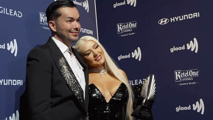 アンソニー・ラモスのインスタグラム：「It’s been a week and I’m still on a high from the #GLAADawards 🏳️‍🌈  Don’t forget to watch the ceremony starting April 12 on @hulu   Thanks team for capturing this sweet moment with Queen @xtina」