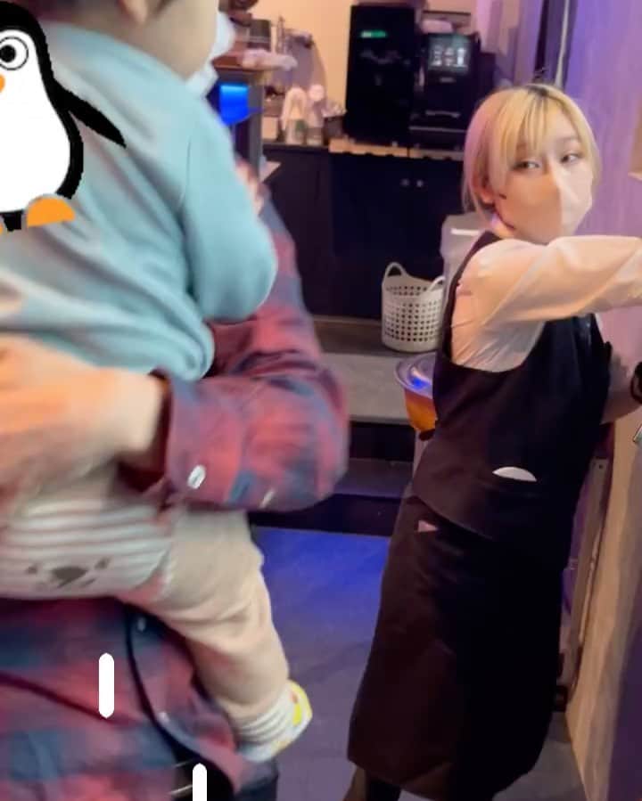 のインスタグラム：「……… はじめての✨ペンギン🐧エサやり体験✨🙌  都内でこんなところ、あるなんて知らなかった😲  坊や👶がペンペン🐧…ペンペン🐧…と言って、ペンギンの歩くマネをするくらい好きなので✨（ドンペンも大好きなので。笑）  ペンギンに会えるカフェ🍽 家族で行ってきました❗️  エサをあげられはしたものの、この顔😂  ペンギン🐧さんが、こんなにガッツリ魚を食べると思っていなかったんだろうなぁ✨笑  またひとつ、お勉強になったね🙋」