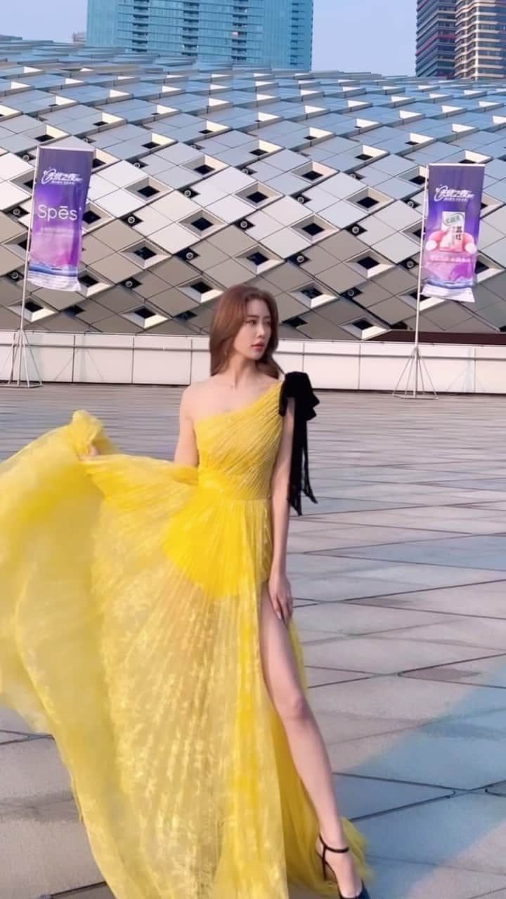 クララのインスタグラム：「#cocoon 💛🐥」