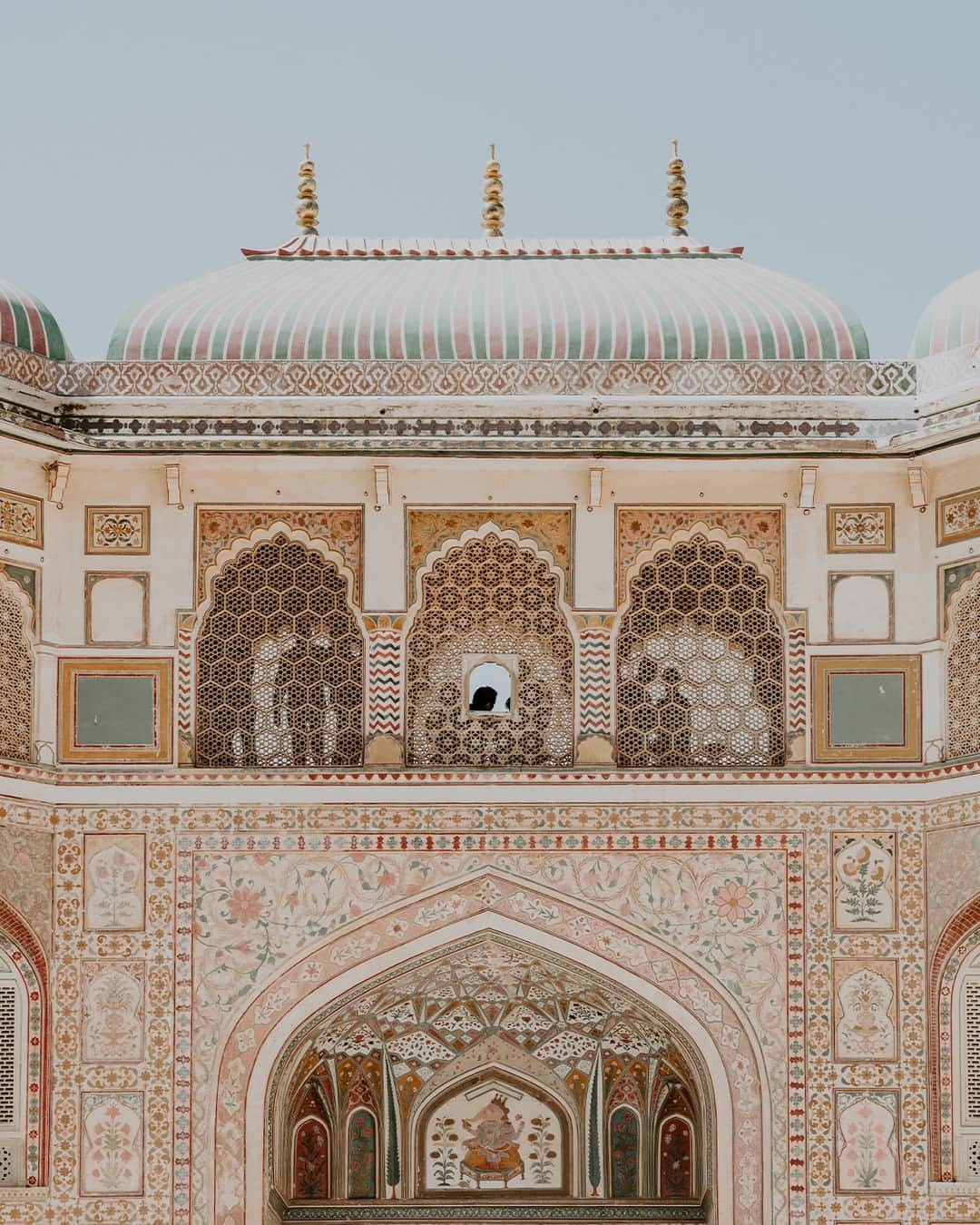 デレクラムのインスタグラム：「Morocco’s beauty is boundless. Zoom in for the architectural details that give our Spring collection its touch of travel. #DerekLam10Crosby」