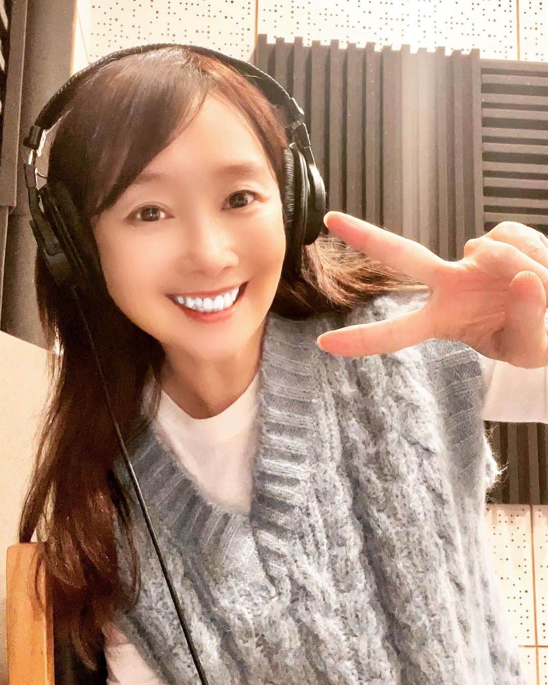 アグネス・チャンのインスタグラム：「Recorded a new song. It’s a really uplifting song. I wrote the melody. Please look forward to its release. It’s in Cantonese.」