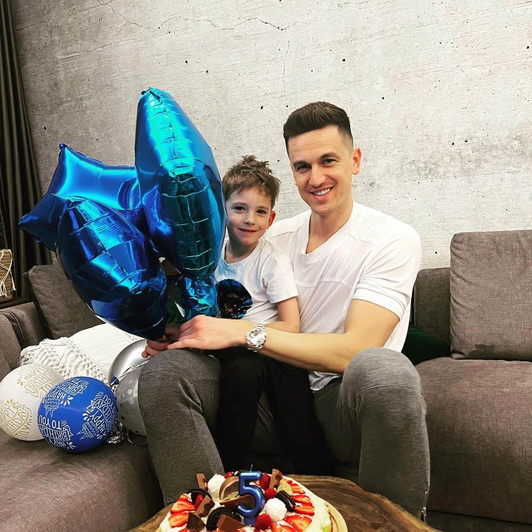 フローリン・ガルドシュさんのインスタグラム写真 - (フローリン・ガルドシュInstagram)「5️⃣ years old, I can’t believe how fast you’ve grow 😍 Happy birthday, David! 🎊#godblessyou」4月8日 2時11分 - floringardos