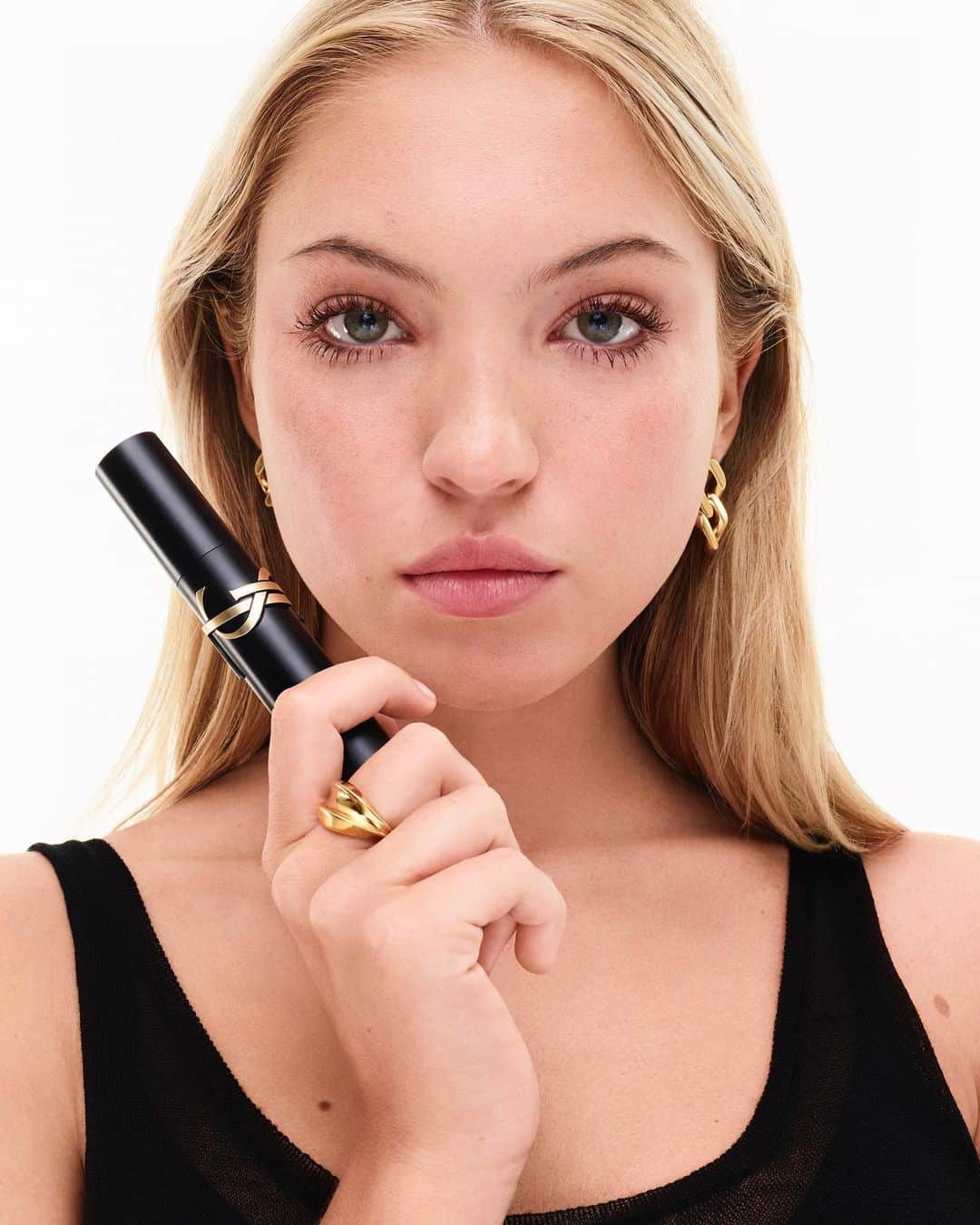 Yves Saint Laurent Beautyさんのインスタグラム写真 - (Yves Saint Laurent BeautyInstagram)「It's easy to stand out like @LilaMoss with LASH CLASH MASCARA. For an oversized impact, adding up to +200% more volume in only five strokes.   LASH CLASH MASCARA BROWN N°2   #YSLBeauty #LashClash #LilaMoss」4月8日 2時17分 - yslbeauty
