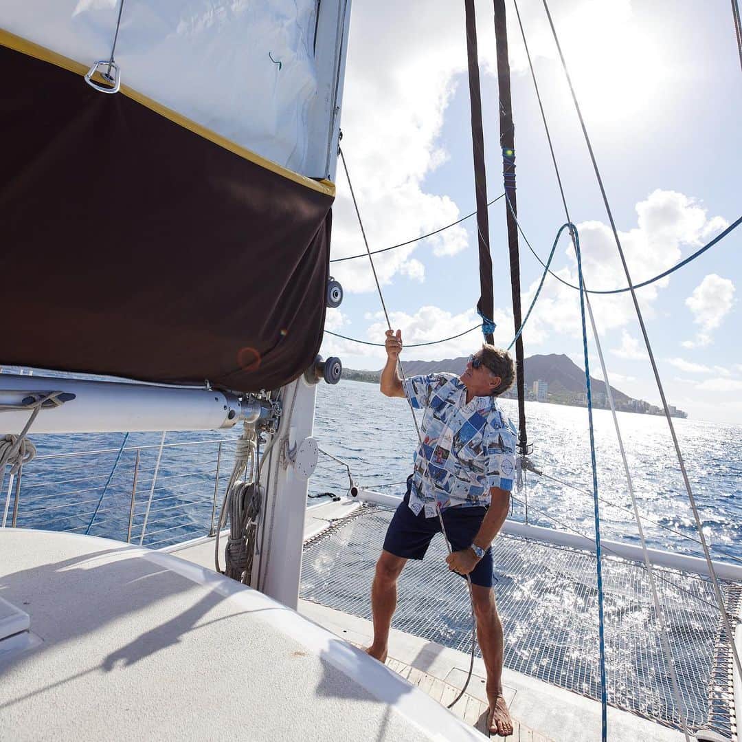 レインスプーナーのインスタグラム：「Happy Aloha Friday! We’re excited to launch the 2023 @transpacrace print. This year 63 boats will compete in the 52nd running of the Transpac race from Long Beach to Diamond Head. We’re proud to be an official sponsor of one of the oldest and longest races in the history of yachting.」