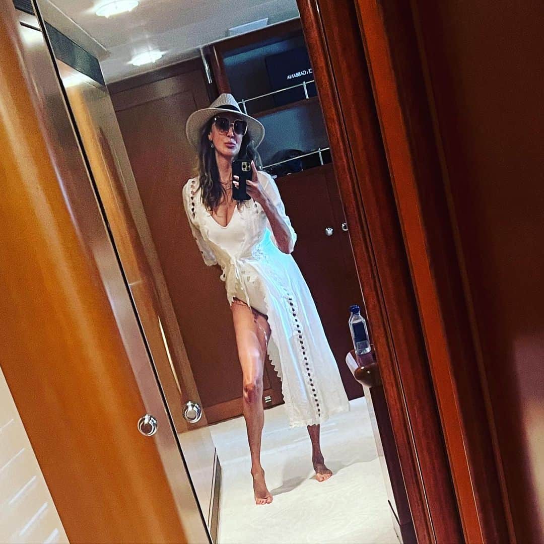 ヘザー・マクドナルドのインスタグラム：「Swipe right to see the thirstiest person trying to cut into my #selfie #juicyscoop」