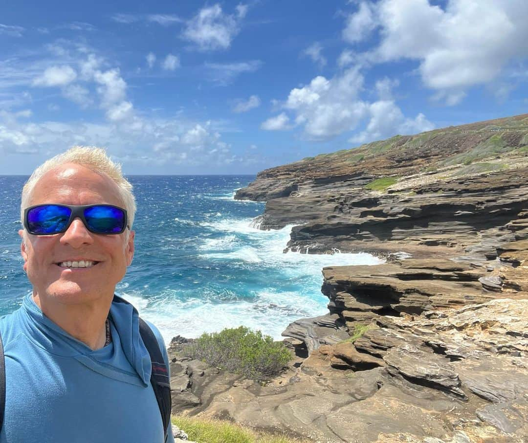 パトリック・ファビアンのインスタグラム：「Happy Hiking Weekend!  #Oahu  #Hawaii @freeflyapparel  @officialmauijim  @thenorthface  @alltrails」