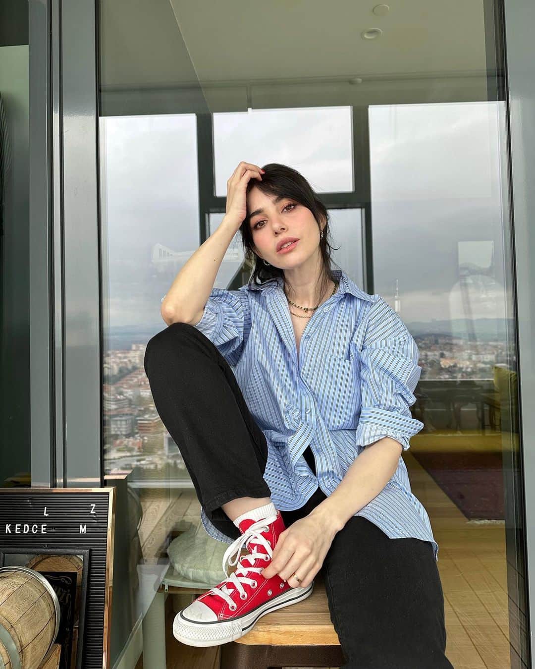 Ozge Gurelのインスタグラム：「Kakül perileriyle orta yolu bulduk 😂🤦🏻‍♀️」