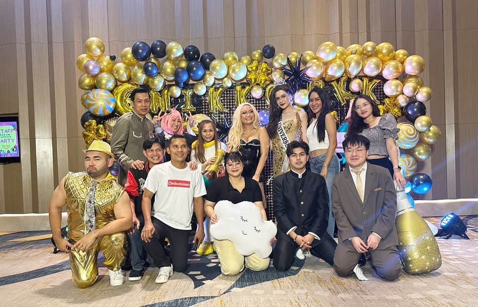 のインスタグラム：「皆んな本気のスタッフパーティー🍾  #thailand #bangkok #hotelparty #staffparty #thaiparty #costume #cosplay #anime  #タイ #バンコク #パーティー #コスプレ #彼は私より女子力高め」