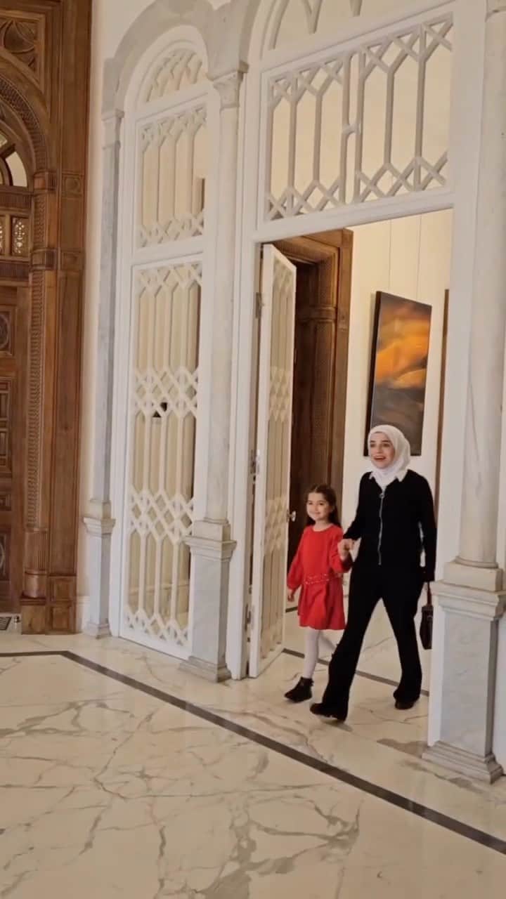 のインスタグラム：「لحظة استقبال السيدة أسماء الأسد الطفلة شام بكور ووالدتها」