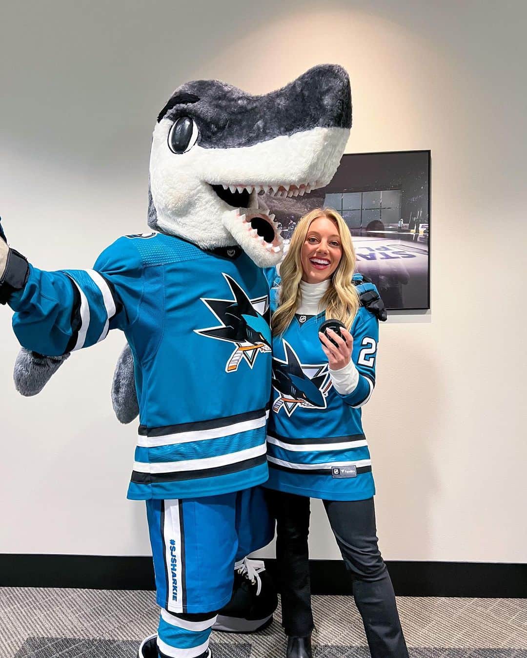 サマンサ・ペスゼックのインスタグラム：「Thank God my Dad told me to drop the flat side down 😉  • Had the best time at the @sanjosesharks game last time!! 🦈 • TY @usagym for bringing me in to get San Jose excited for Championships in August!  • For more information, check out USGymChampionships.Com」