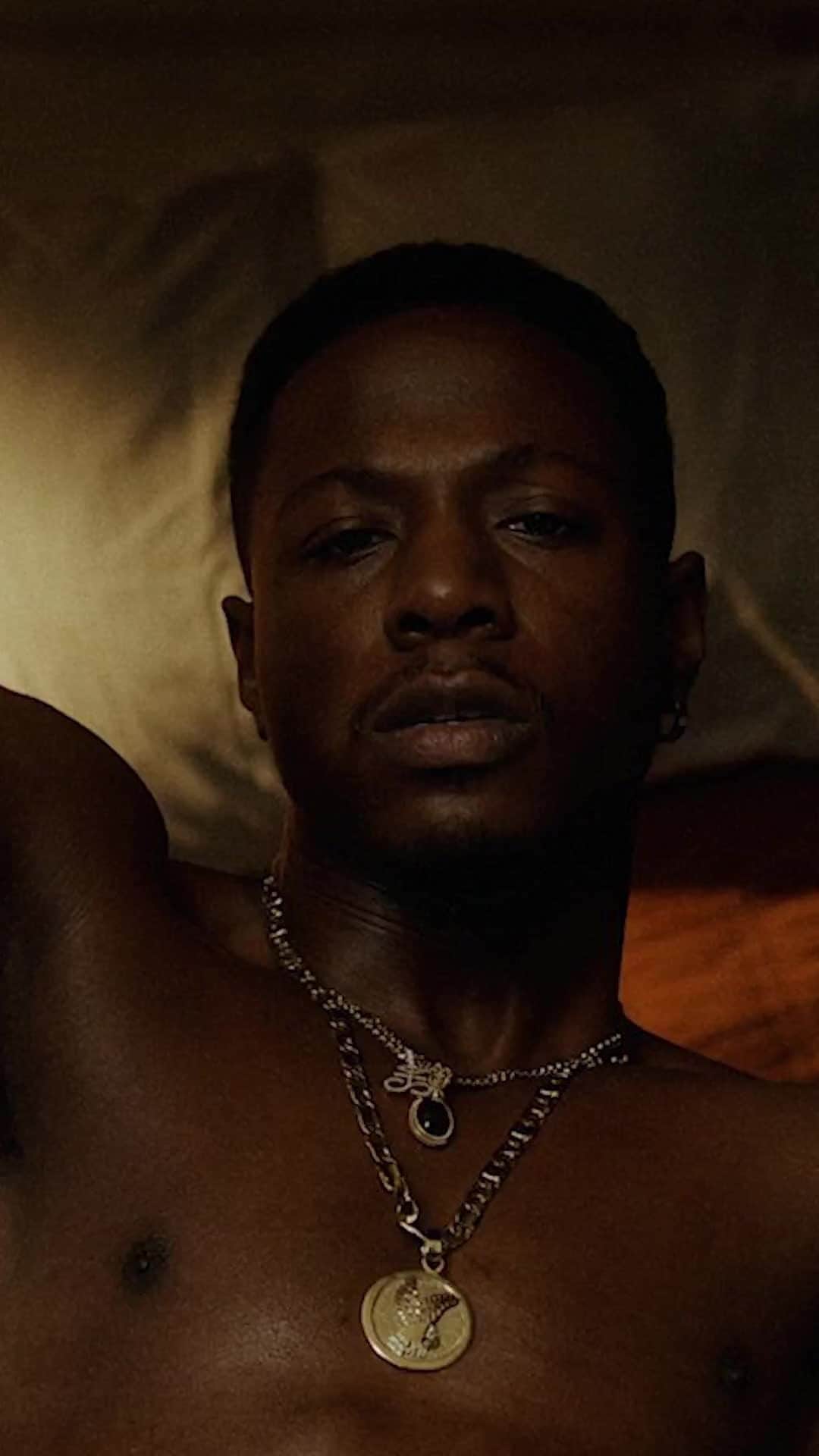 Vevoのインスタグラム：「"Fallin'" is @JoeyBadass' first release since his '2000' album.  Hit the link to watch the New York native profess his love in a stylish and steamy video. 🌹 ⠀⠀⠀⠀⠀⠀⠀⠀⠀ ▶️ [Link in bio]」