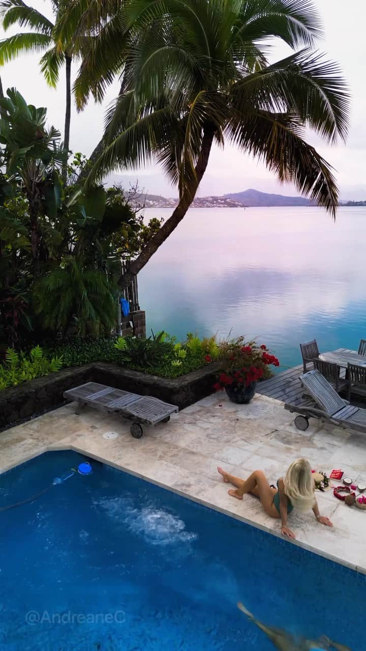 Andreane Chamberlandのインスタグラム：「Life is tough  🏝️☀️🌴🐚🌺🐠🐢🌊 •••••••••••••••••••••• 👩🏻 @govindahawaii  👱🏼‍♀️ @andreanec」