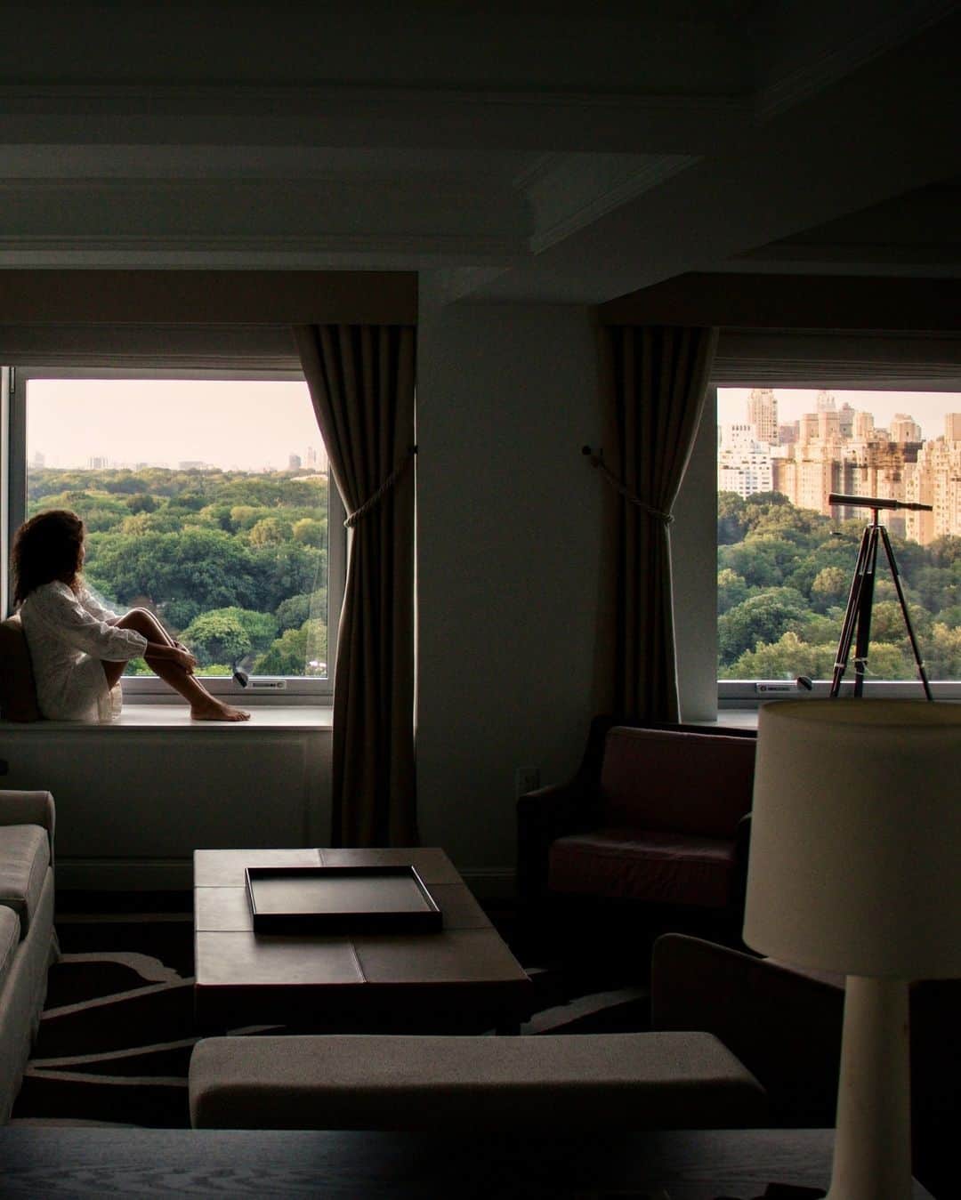 リッツ・カールトンのインスタグラム：「Linger in scenes of springtime at The Ritz-Carlton New York, #CentralPark, as your suite’s picture windows frame the season returning to Manhattan.」