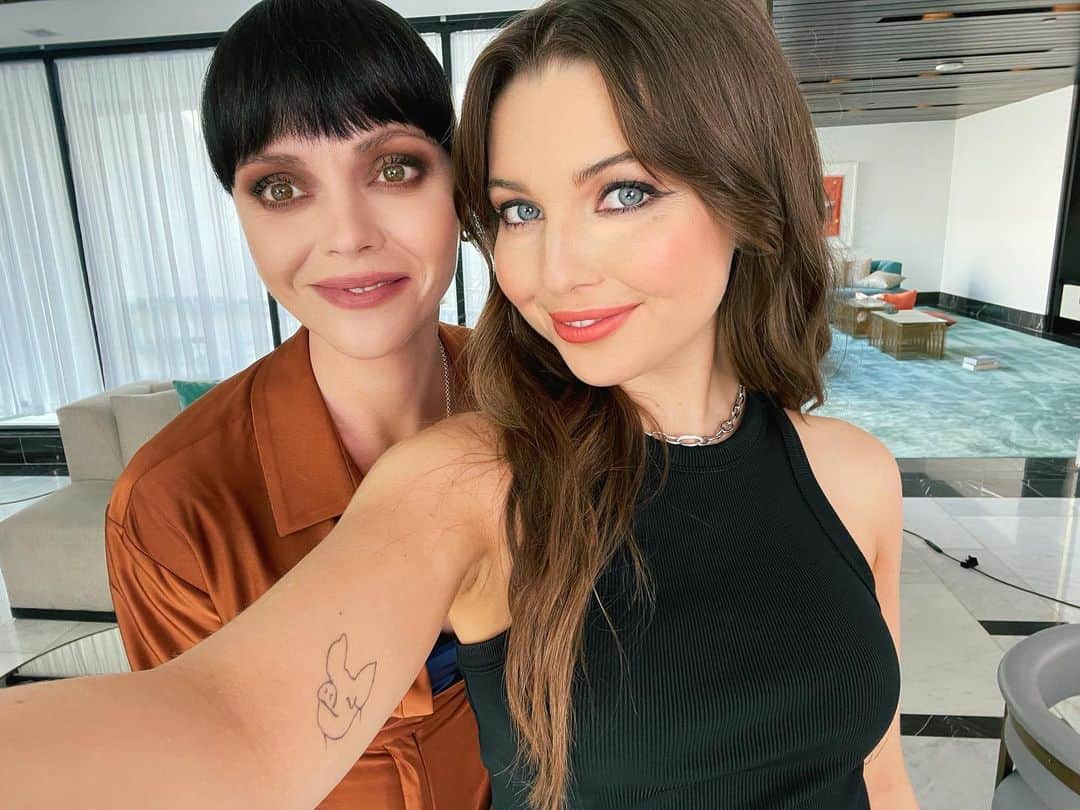 サミー・ハンラティのインスタグラム：「Misty x Misty @riccigrams  Thank you so much @voguemagazine and @teenvogue for having us♥️ link in the bio🥰  #yellowjackets #vogue #teenvogue #misty #showtime #christinaricci」