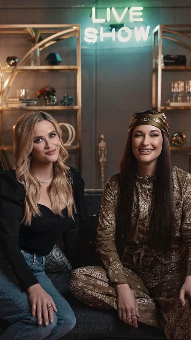 リース・ウィザースプーンのインスタグラム：「The moment you’ve all been waiting for… the #MyKindOfCountry finale is OUT NOW on @appletvplus!!! We have officially chosen country music’s next big star! Find out which artist won our new kind of singing competition, then stream their winning music on @applemusic!! 🎶 🎤 ⭐」