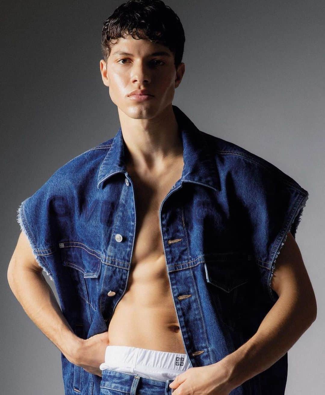 IMG Modelsさんのインスタグラム写真 - (IMG ModelsInstagram)「Jeanius. 👖 @nachopenin stars in the latest @lofficielhommesitalia. #📷 @kevinrashidgiaquinto #👔 @fernando.echeverria_ #✂️ @manuelianfarro #IMGmodels」4月8日 3時17分 - imgmodels