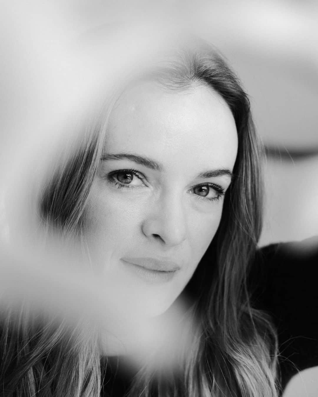 ダニエル・パナベイカーさんのインスタグラム写真 - (ダニエル・パナベイカーInstagram)「I’ve been thinking a lot about the craft of black-and-white films.  So much could story could be told in just two shades. What’s your favorite classic film?」4月8日 3時28分 - dpanabaker