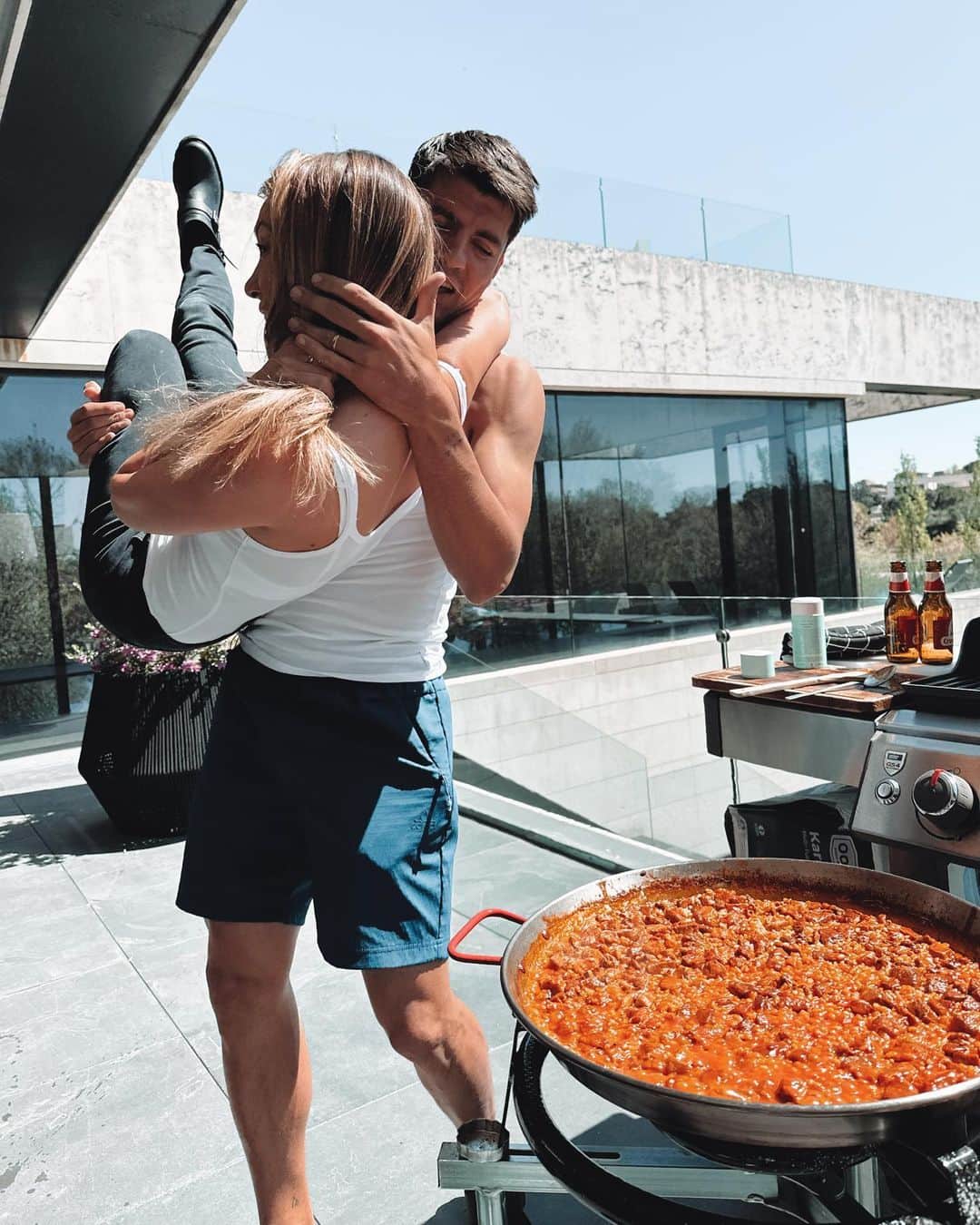 アルバロ・モラタのインスタグラム：「Cocinando con amor 🧡🤪🥘」
