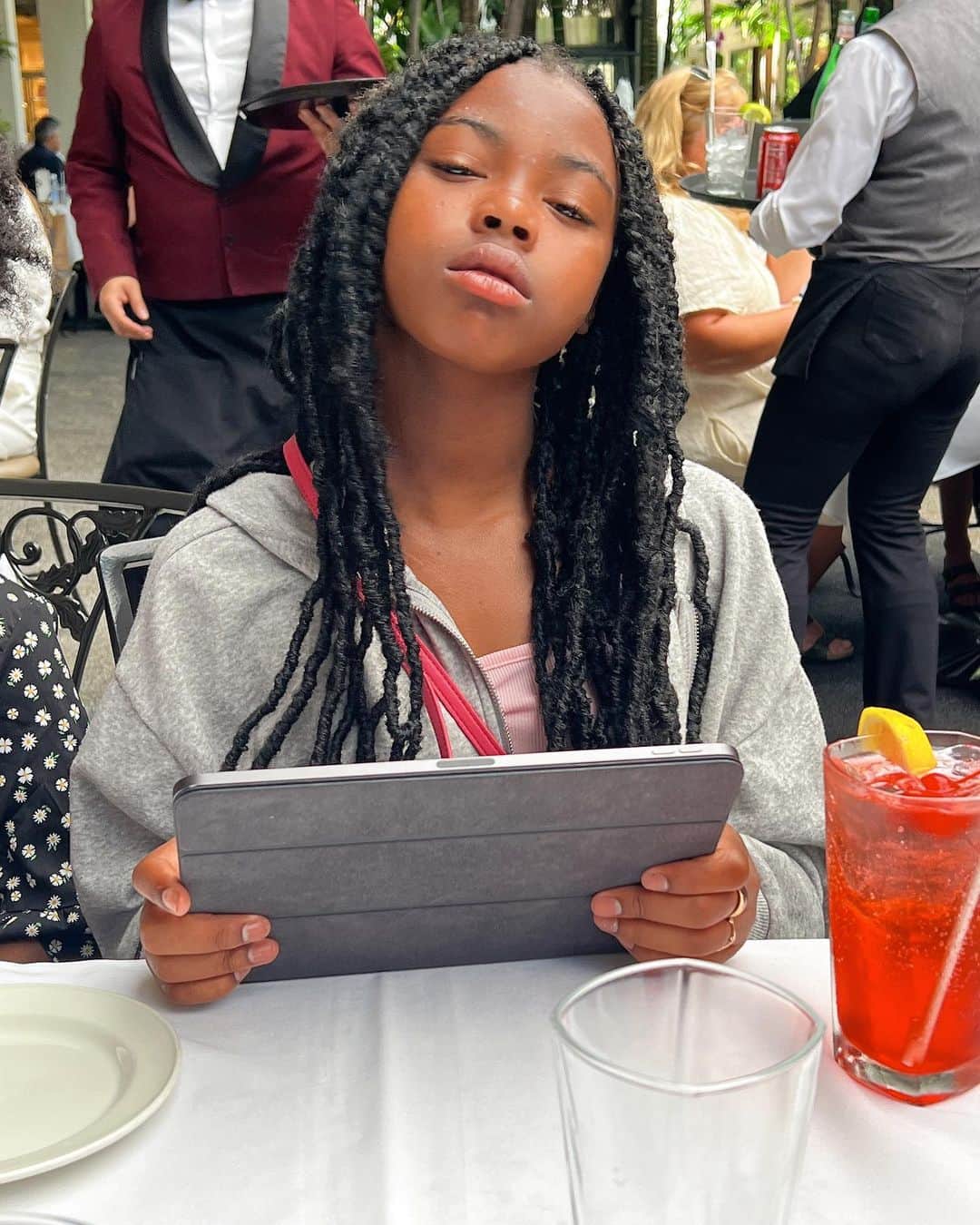 ネネ・リークスのインスタグラム：「SWIPE: My Bri Bri is growing up😏  #glambaby #theoriginalglamma #creatingmemories #springbreak #sassy #attitude #sunkissed」