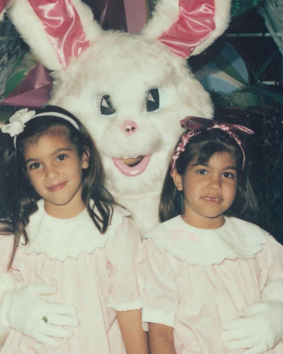 クリス・ジェンナーさんのインスタグラム写真 - (クリス・ジェンナーInstagram)「Wishing everyone a happy Easter weekend 🐣🤍💐🐰 #Easter #Family #Memories #AlwaysMatching」4月8日 3時54分 - krisjenner