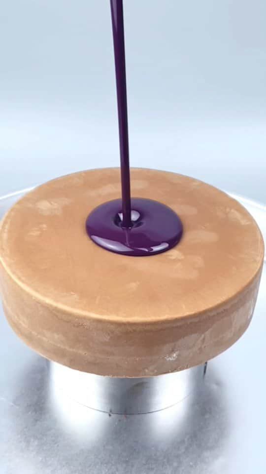 オリガ・ノスコワのインスタグラム：「#olganoskova #art #pastrychef​#eastercake #masterclass#mirrorglaze#konditor#torte#choux#vanilla#foodphotography#dessert#pastryart#pastryinspiration#cake#cakes#cakeartist##cakedecoration#foodvideo#foodporn#foodstyling#eastereggs#yummy#foodstyling#entrement#chocolate#happyeaster」