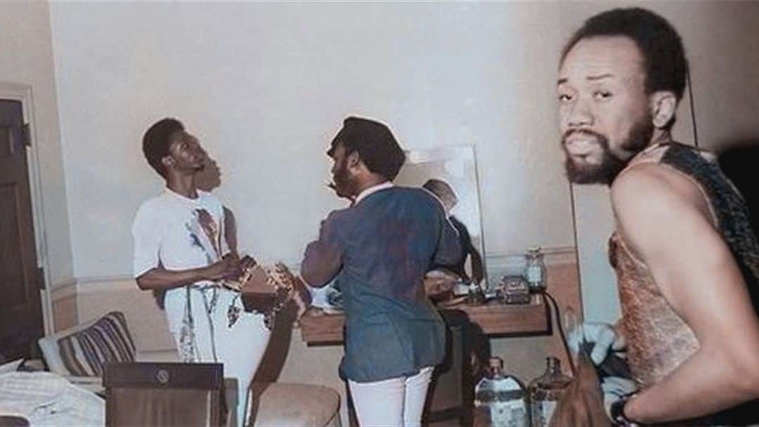 アース・ウィンド・アンド・ファイアーのインスタグラム：「#FBF Philip, Andrew, and Maurice fine-tuning backstage in 1975.  📸 David “Oggi” Ogburn」
