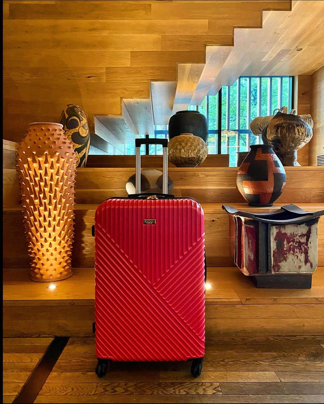 レイチェルロイさんのインスタグラム写真 - (レイチェルロイInstagram)「Taking my new RRR Travel Collection on a trip ✈️ The Bright Pink fits in perfectly with the art direction at The Proper @austinproperhotel  Thank you for a chic + fun stay!  Collection sold at @rossdressforless   #Travel #Austin #Luggage #Explore」4月8日 4時02分 - rachel_roy