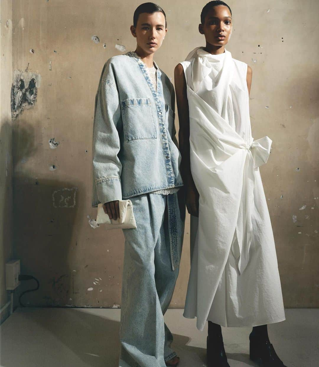 クリスチャンワイナンツさんのインスタグラム写真 - (クリスチャンワイナンツInstagram)「Dynamic duo   #christianwijnants #ss23 #denim #silk #doubledouble #weekendmood」4月8日 4時09分 - christianwijnants