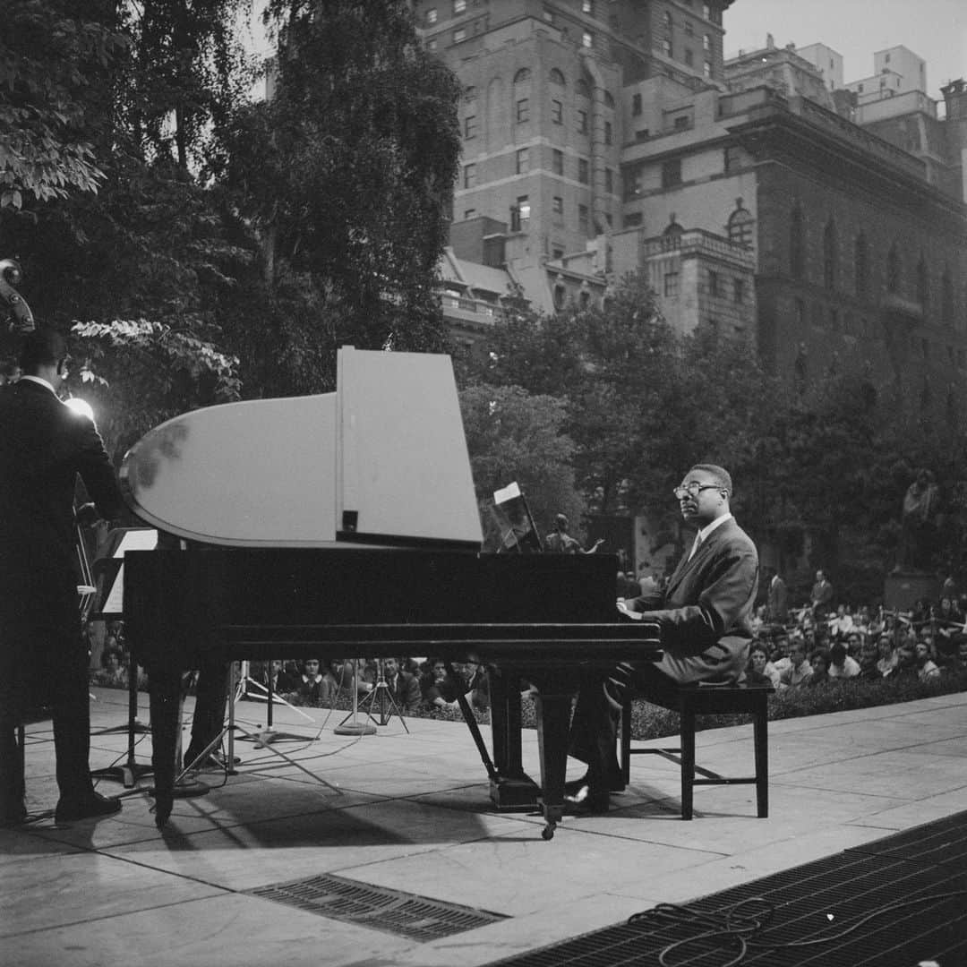 ニューヨーク近代美術館のインスタグラム：「Explore the past and future of music and sound art at the Museum.  Throughout the 20th century, MoMA has been a home for varied approaches to sonic art forms—from the premiere of the Moog synthesizer in 1969 and Vladimir Ussachevsky’s first tape-music concert in the United States, to a performance retrospective of Kraftwerk and three Looking at Music exhibitions.  Most musical performances took place in MoMA’s garden, atrium, or other spaces, and—until the founding of the Media and Performance Department in the early 2000s—often existed outside of the curatorial program. These performances—by such historic names as John Cage, The Art Ensemble of Chicago, and Sonny Rollins—existed alongside curatorial commitments to narratives around modern art.  In anticipation of the 2023 season of the Hyundai Card Performance Series, read about sound at MoMA on #MoMAMagazine, link in bio.   — [1] The Joe Newman Quintet performs at a Jazz in the Garden program, July 13, 1961. Photographic Archive. The Museum of Modern Art Archives, New York [2] Healing sound baths held in conjunction with “Guadalupe Maravilla: Luz y fuerza,” The Museum of Modern Art, New York, October 30, 2021–October 30, 2022. Healers: Guadalupe Maravilla, Hilary Ramos, and Sam Xu. Digital image © 2023 The Museum of Modern Art, New York. Photo: Julieta Cervantes [3] View of the performance, Robert Moog and the Moog Synthesizer. Jazz in the Garden Program. August 28, 1969. Photographic Archive. The Museum of Modern Art Archives, New York [4] Installation view, “Projects: Laurie Anderson,” The Museum of Modern Art, New York, September 16–November 12, 1978. Photographic Archive. The Museum of Modern Art Archives, New York [5] Kevin Beasley performing “I Want My Spot Back” as part of “Some sweet day,” The Museum of Modern Art, New York, October 17–November 14, 2012. Photo: Julieta Cervantes [6] Closeup view of Suzanne Ciani’s Buchla 200e Series electronic music instrument. Courtesy the artist」