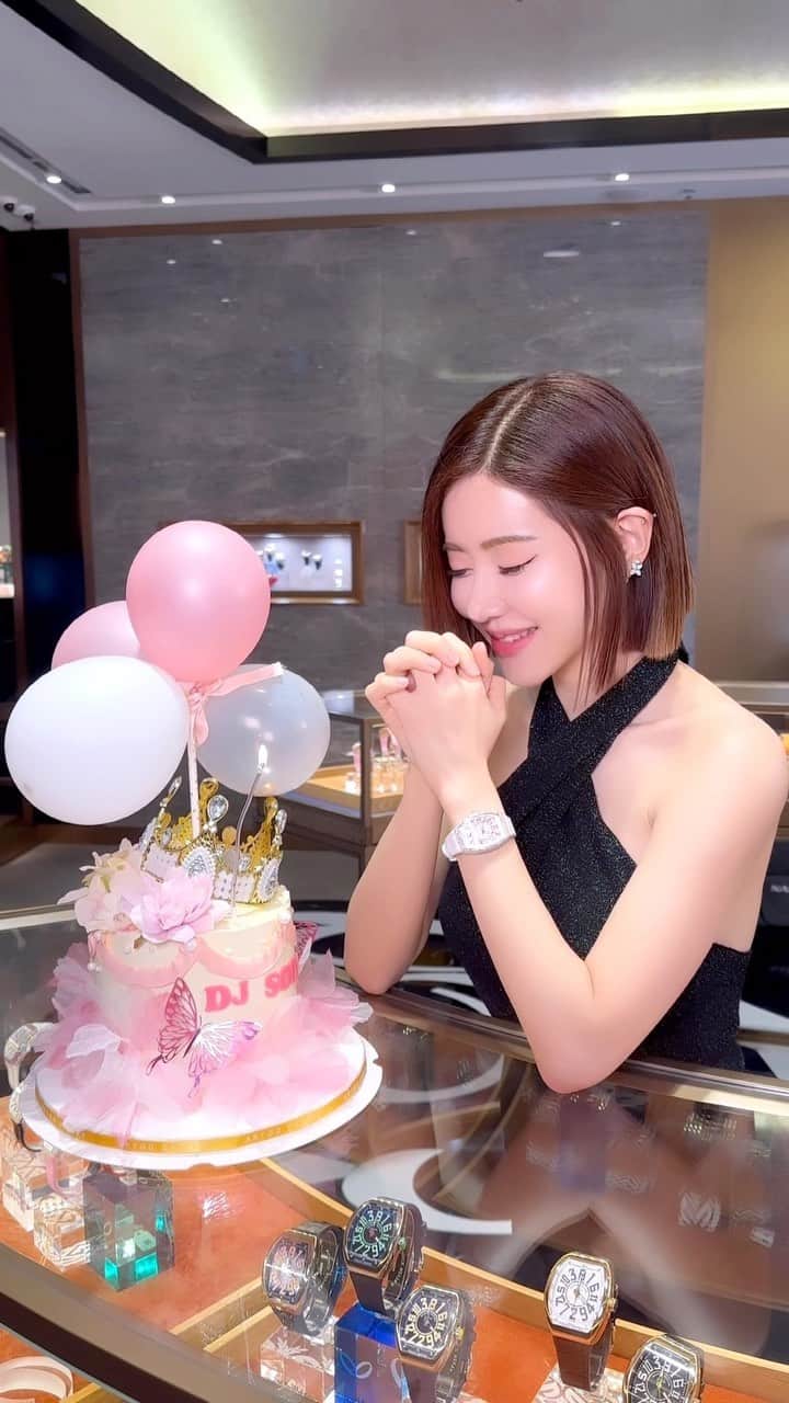 Dj Sodaのインスタグラム：「광고 촬영중에 써프라이즈 생일 케이크 받고 감동했어요💕💕I was so happy to receive handmade birthday cake just for me.🎂💕I was super surprised at that moment!🥹Thank you for the lovely handmade cake for me🥰 @pinpitse @leokei2288 🥰Also thanks to team @franckmuller_hk for everything❤️‍🔥」