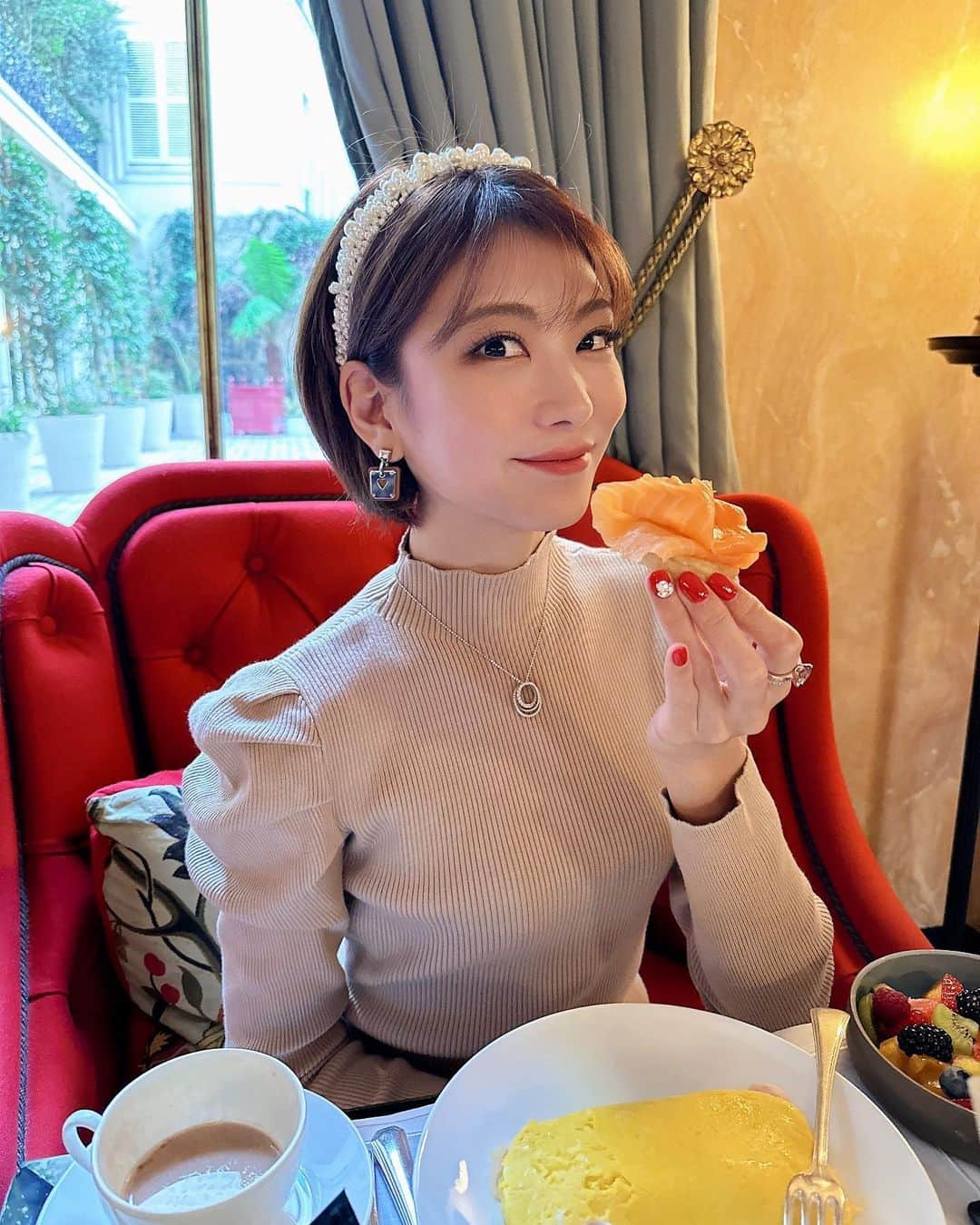 坂井雪乃のインスタグラム：「Happy to wake up looking forward to breakfast🥱💭🥐🥚☕️💛✨✨  今朝は大好きなサーモン😋🧡 一度食べてハマったオムレツと共に🥚🍳🥹  #goodmorning #breakfast  #朝ごはん #朝はパン  #パリ #paris #france #フランス #yukino_travels」