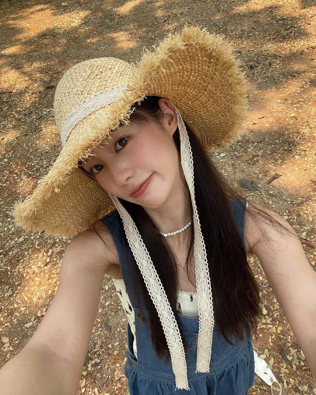 PIMTHAのインスタグラム：「2 pm picnic with Pimtha and Pm 2.5 🎧⛺️😶‍🌫️  @stanley.thailand @element72_thailand  @outdoorbotanica  @kelty_thailand」