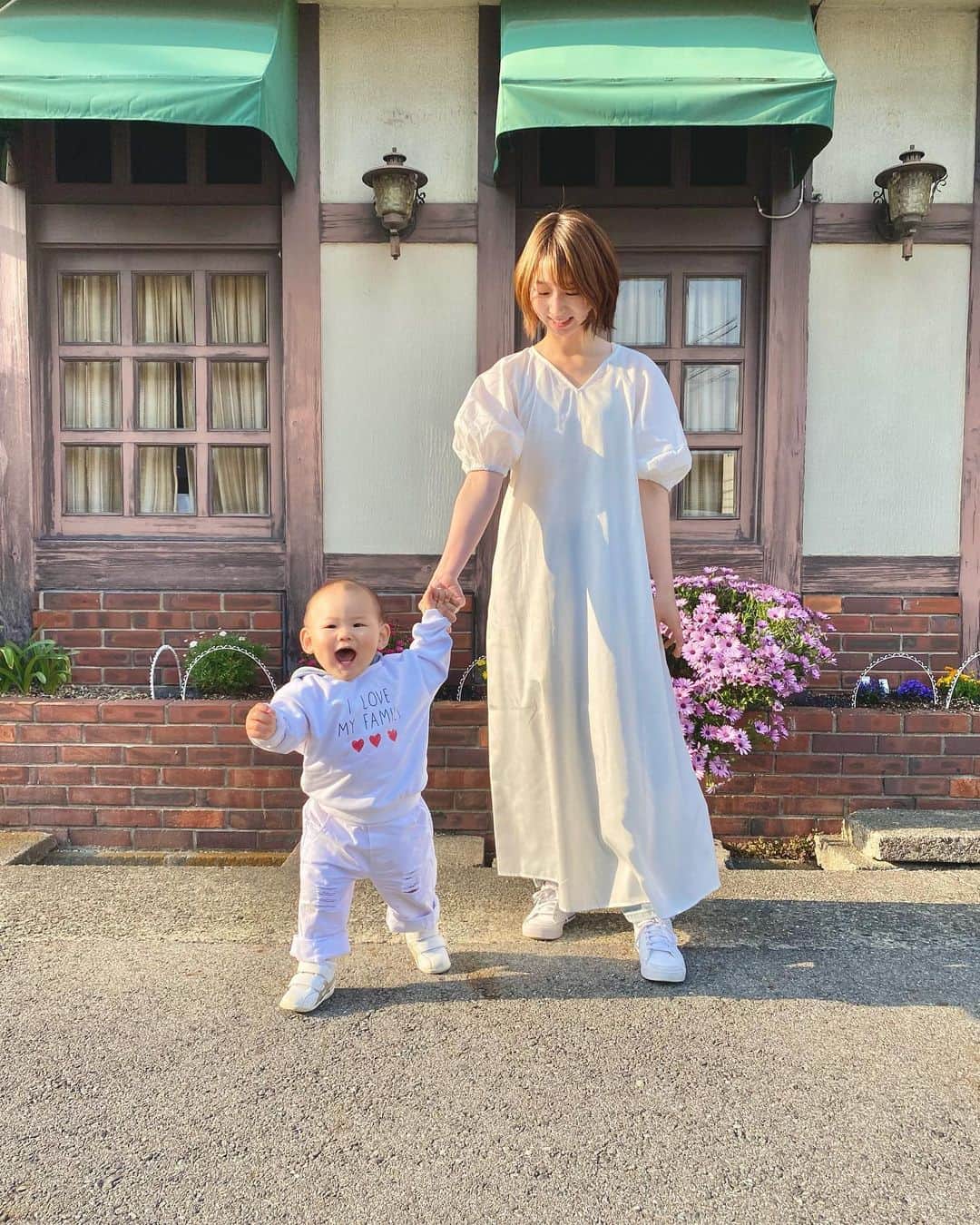 のインスタグラム：「. 息子とホワイト×デニムコーデ✨  私のワンピースは @eglly.official  袖がボリュームあってやや長めだから二の腕がカバーできてありがたい☺️  涼しげでこれからの季節にぴったり♪  PR  #エグリー  #eglly #春コーデ #大人カジュアルコーデ #春ワンピース #春ファッション#ママコーデ#親子コーデ#リンクコーデ#親子リンクコーデ #白コーデ#デニムコーデ#男の子ママ#男の子コーデ#ベビー服#男の子baby #赤ちゃんとお出かけ #夏コーデ」