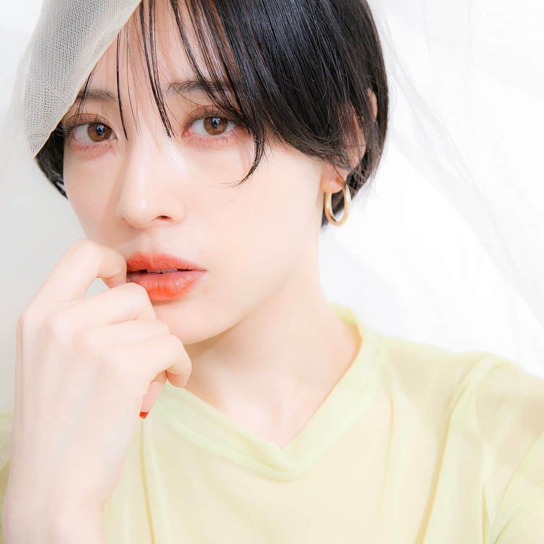 のインスタグラム：「🐈 ・ 4/8は楽しみにしていることがあります 小園、ちょっと変わります ・ 変化が現れるのはまだまだですが ・ ・ ・  #サロモ #黒髪ショート #黒髪メイク #春カラー」