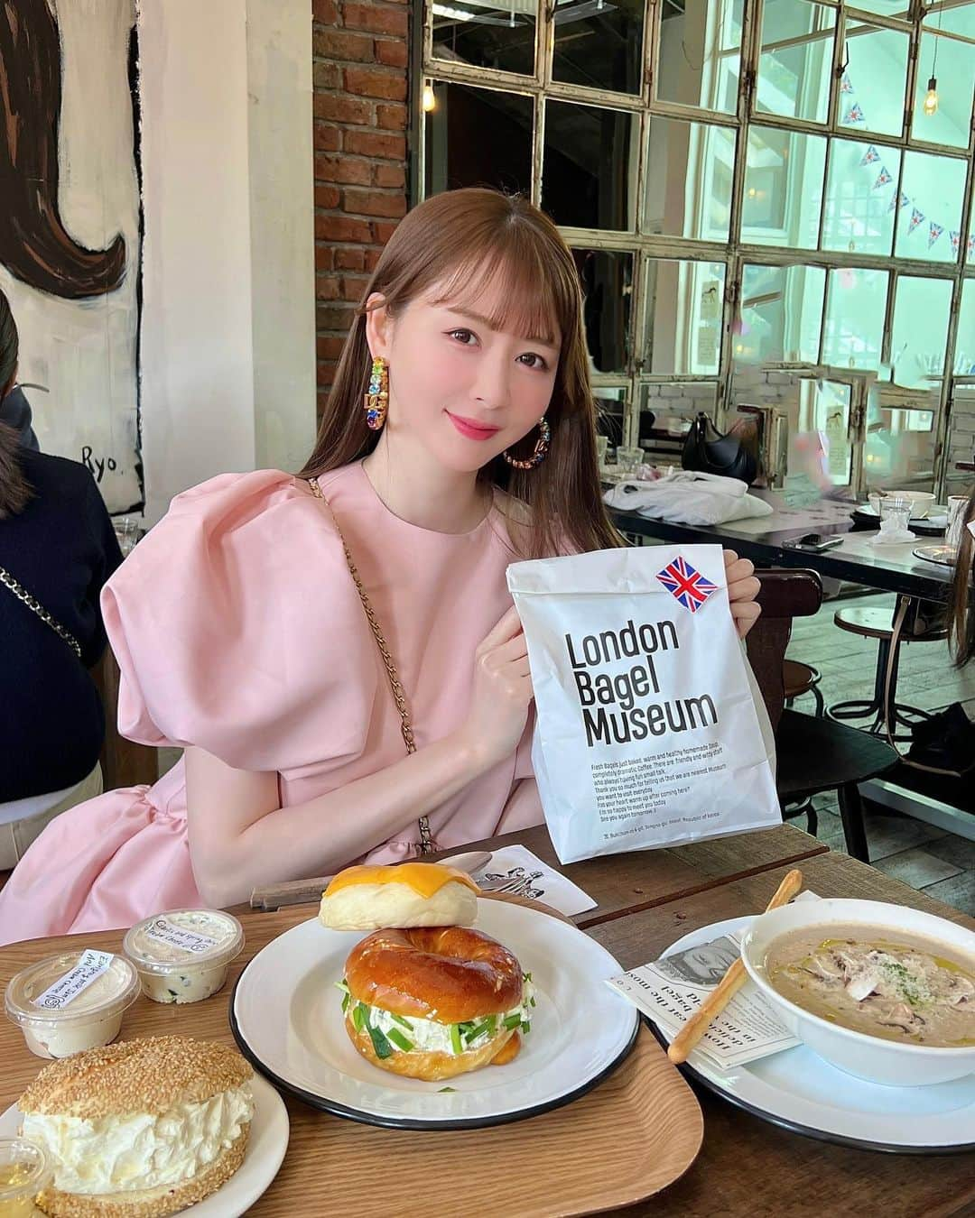 ayakoさんのインスタグラム写真 - (ayakoInstagram)「人生イチ👑のベーグル🥯🇰🇷 おいしくておいしくて毎朝たべたい。  もちもちふわふわもちもちで2人で7個も買っちゃった🥯✨ 私が1番好きだったのはSpring Onion🧅  いろんなクリームチーズもあるの🧀 アールグレイのクリームチーズ美味しかった💕☕️ トリュフマッシュルームスープもおいしかった❤️  朝9時半くらいに行って30分くらい待って入れた☺️ 新店の方が空いてる、、らしい🐻 これをたべに韓国いきたい💕  #londonbagelmuseum #韓国グルメ #韓国カフェ #ベーグル専門店 #ベーグル #ソウルグルメ #朝ごパン」4月8日 14時03分 - ayapooh_22