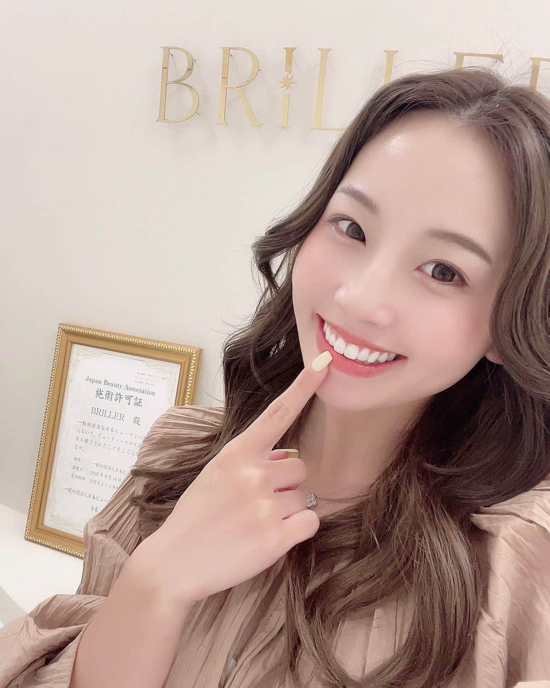 のインスタグラム：「名古屋帰ったタイミングでホワイトニングしてきた😬🦷 ホームホワイトニング以外でやるの初めてだったけど、痛くなくて1回ですぐ白くなった💕  歯並びも大事だけど色も白い方が素敵だよね🥰 #ホワイトニング #セルフホワイトニング #briller名古屋 #ブリエ名古屋」
