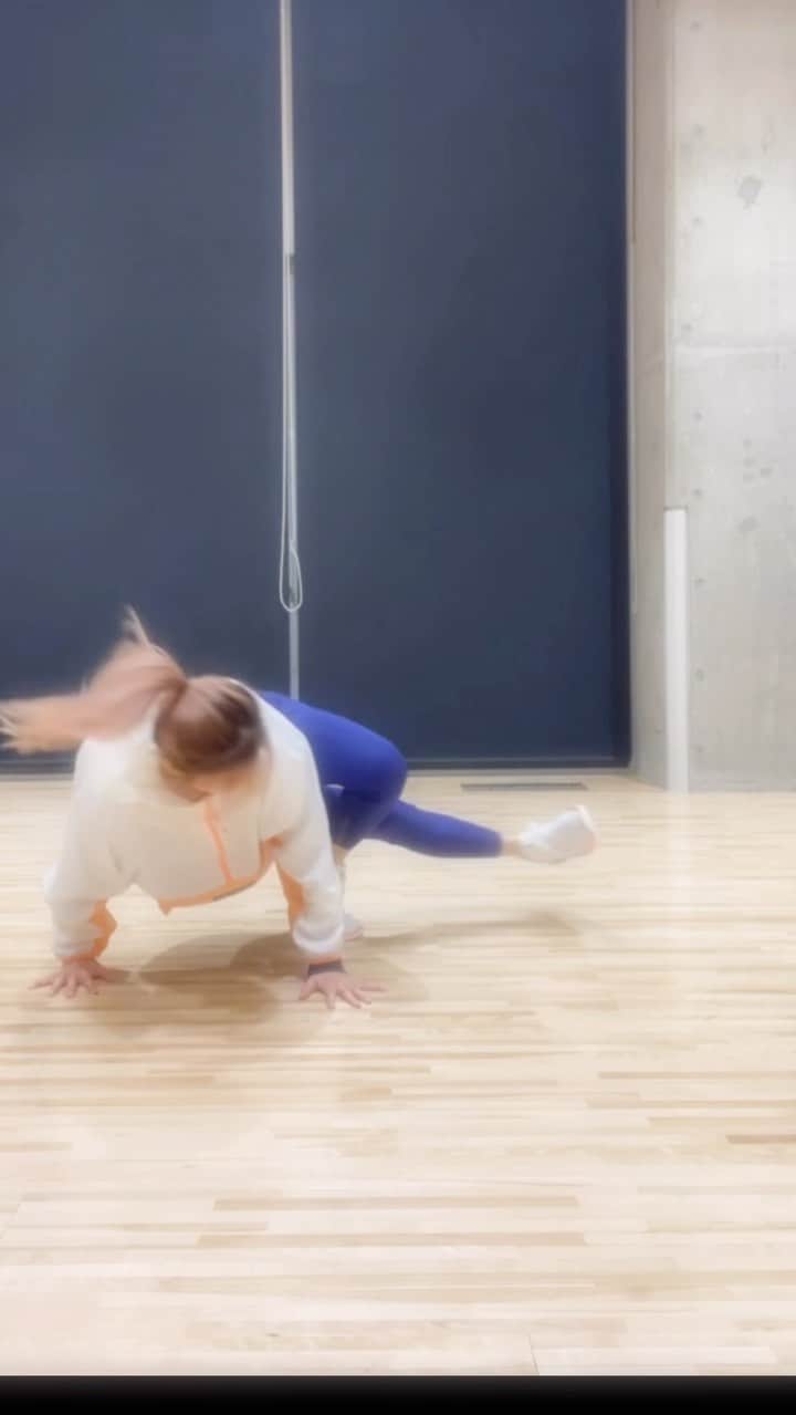 魚地菜緒のインスタグラム：「. 🍊🍊🍊 . . Wear:) @underarmourjp  . . . . #bboy #bgirl #breakdance #2000 #acrobatic  #kose #kose8rocks  #underarmour #powermoves #breaking #powermoves  #アンダーアーマー  #ブレイクダンス  #newjeans」