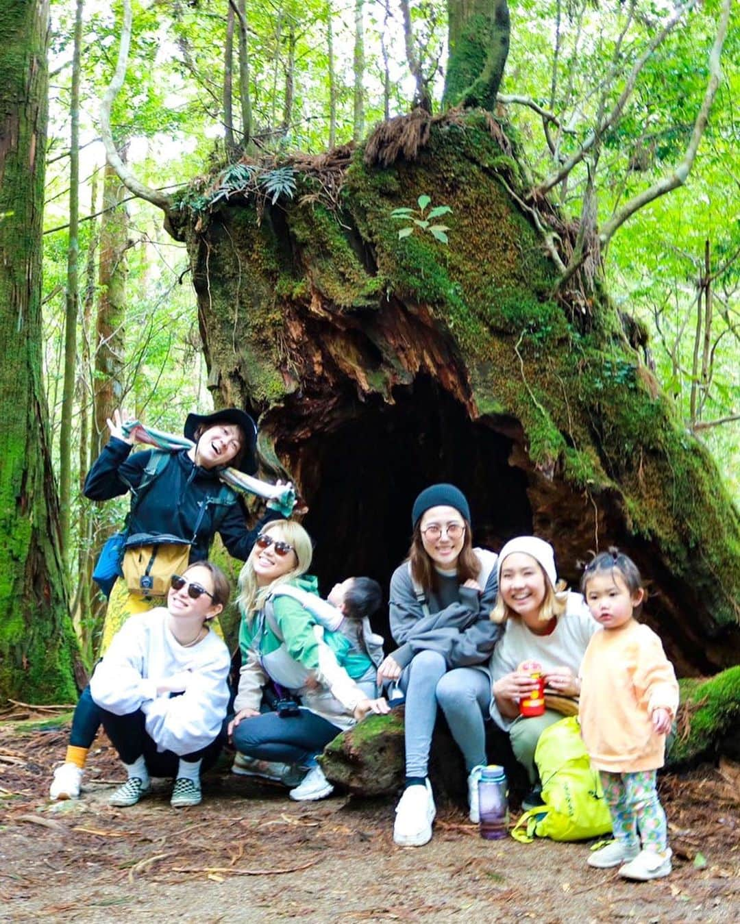 maakoさんのインスタグラム写真 - (maakoInstagram)「屋久島🦌⛰️🌲🪵 #白谷雲水峡　登山⛰️🥾  みく太郎写真集📷📖 一眼レフを片手に素敵な写真を いっぱい撮ってくれたみくちゃん🌈🌱📷  頂上の太鼓岩🪨まで挑戦できたのも 無事に帰れたのも ずっと手を繋いでサポートしてくれた みくちゃんのおかげ🫱🏾‍🫲🏼😭🩷 #世界一周のときを思い出した🌏👣  ずっと2人でケラケラふざけてるけど ここぞって時は全力でサポートしてくれて 言わずともすぐに色々気がついて助けてくれる💪🏾  ロウのこともめちゃくちゃ可愛がってくれて ロウもみくちゃんが大好き👦🏻🌱  ひと足先にみくちゃんが帰る日✈️ ありがとうの気持ちが溢れて 見送る玄関先で2人で号泣🤣😭 #帰ったらすぐ会えるのに笑  いつもありがとうー‼️‼️‼️ MY BEST PARTNER 🧒🏻👱🏾‍♀️👦🏻🌈  #屋久島旅行 #屋久島」4月8日 14時06分 - maakomind