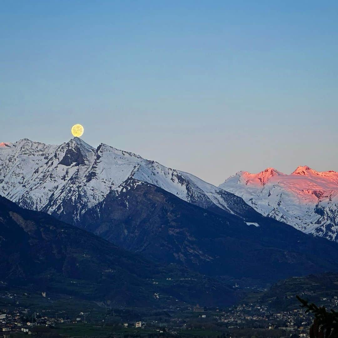ヤマザキマリさんのインスタグラム写真 - (ヤマザキマリInstagram)「La Luna che tramonta tra le alpi」4月8日 14時07分 - thermariyamazaki